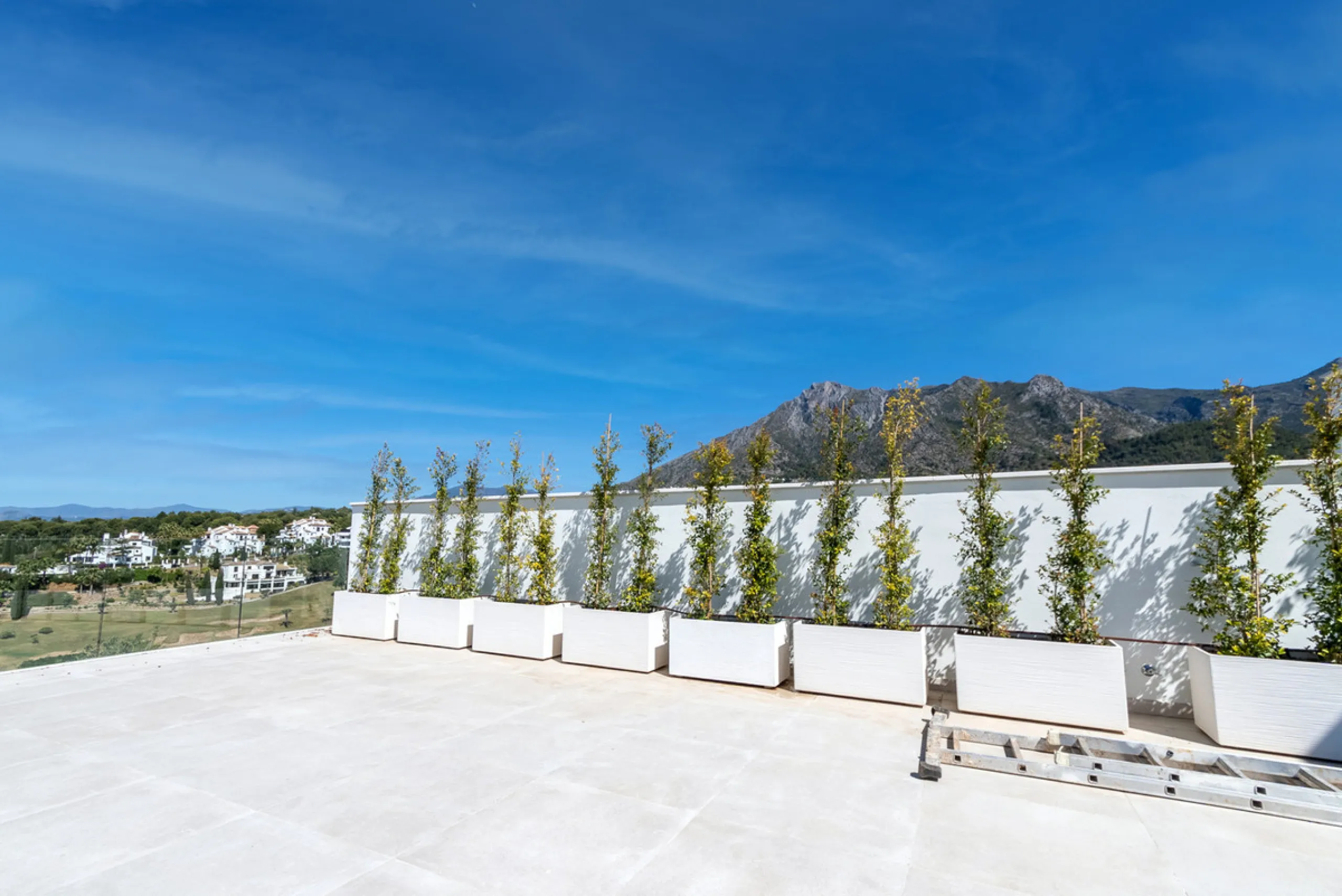 Discover luxury and exclusivity in stunning villa located in the prestigious Paseo de Los Jazmines, corner with Rosonva de Valdeolletas street, on the wonderful Costa del Sol. These eight architectural jewels offer unmatched views of the sea and the Monte