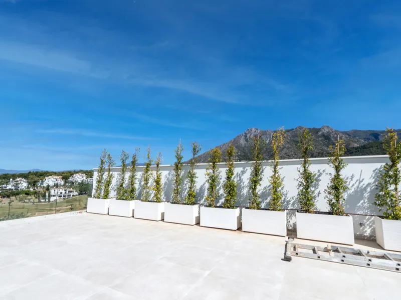 Discover luxury and exclusivity in stunning villa located in the prestigious Paseo de Los Jazmines, corner with Rosonva de Valdeolletas street, on the wonderful Costa del Sol. These eight architectural jewels offer unmatched views of the sea and the Monte