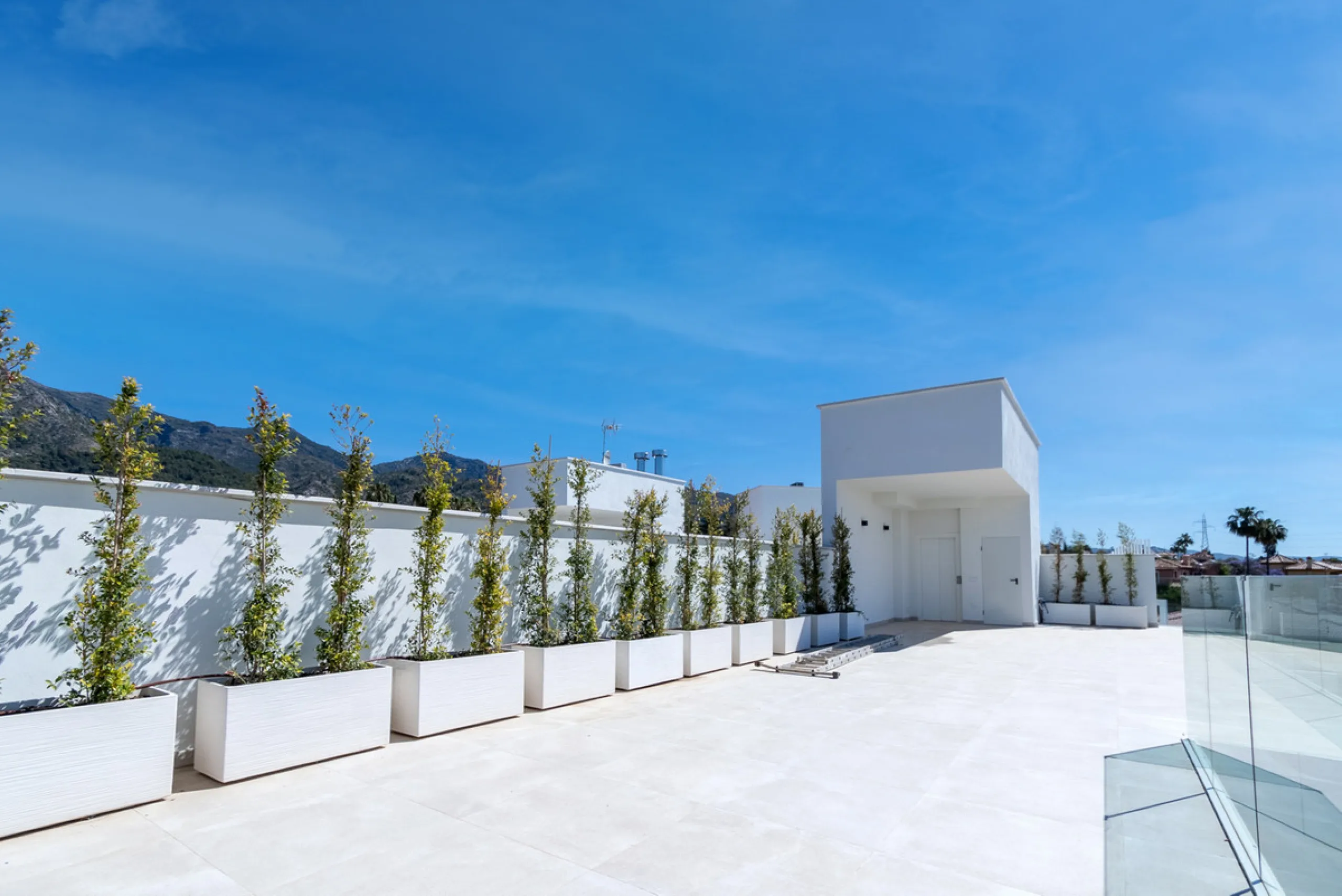 Discover luxury and exclusivity in stunning villa located in the prestigious Paseo de Los Jazmines, corner with Rosonva de Valdeolletas street, on the wonderful Costa del Sol. These eight architectural jewels offer unmatched views of the sea and the Monte