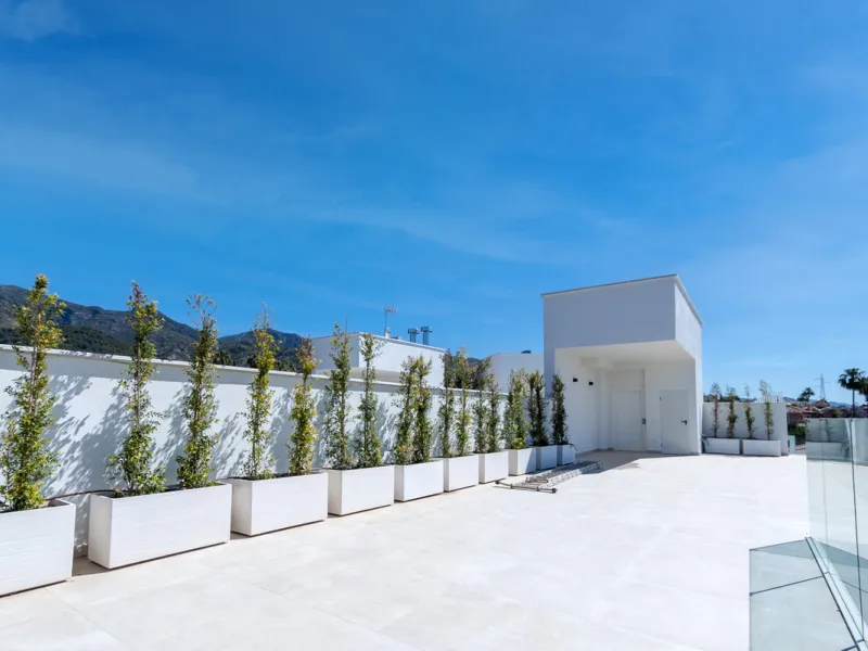 Discover luxury and exclusivity in stunning villa located in the prestigious Paseo de Los Jazmines, corner with Rosonva de Valdeolletas street, on the wonderful Costa del Sol. These eight architectural jewels offer unmatched views of the sea and the Monte