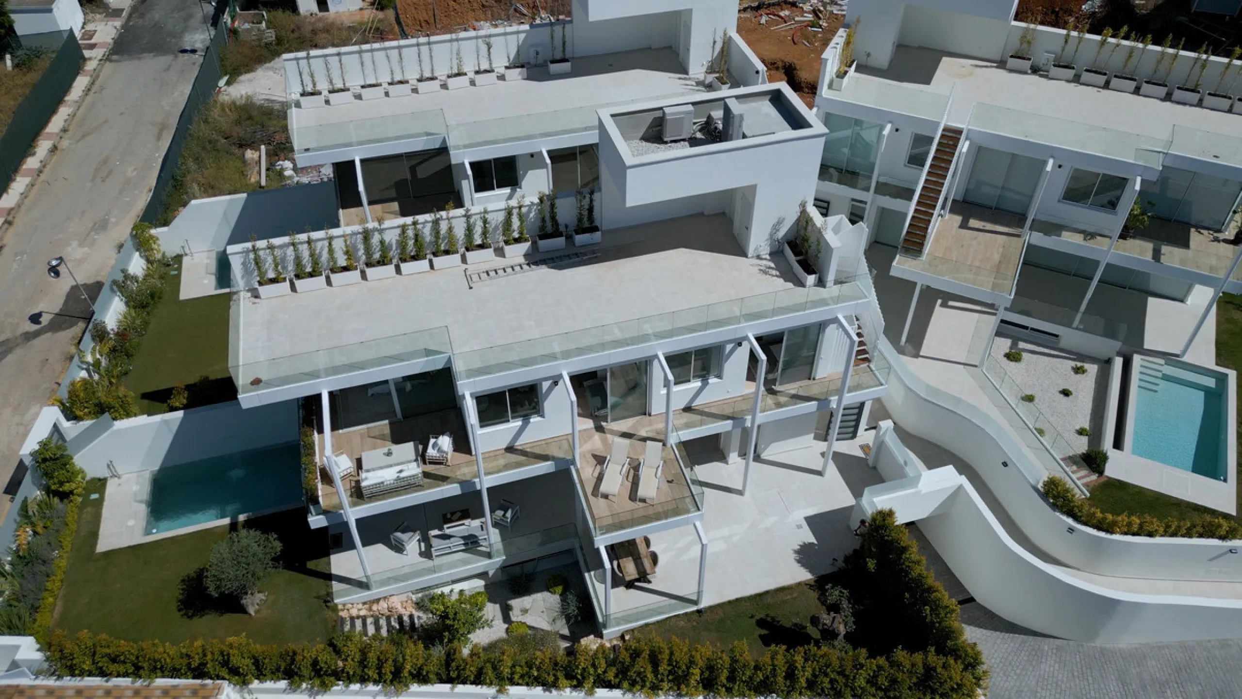 Discover luxury and exclusivity in stunning villa located in the prestigious Paseo de Los Jazmines, corner with Rosonva de Valdeolletas street, on the wonderful Costa del Sol. These eight architectural jewels offer unmatched views of the sea and the Monte
