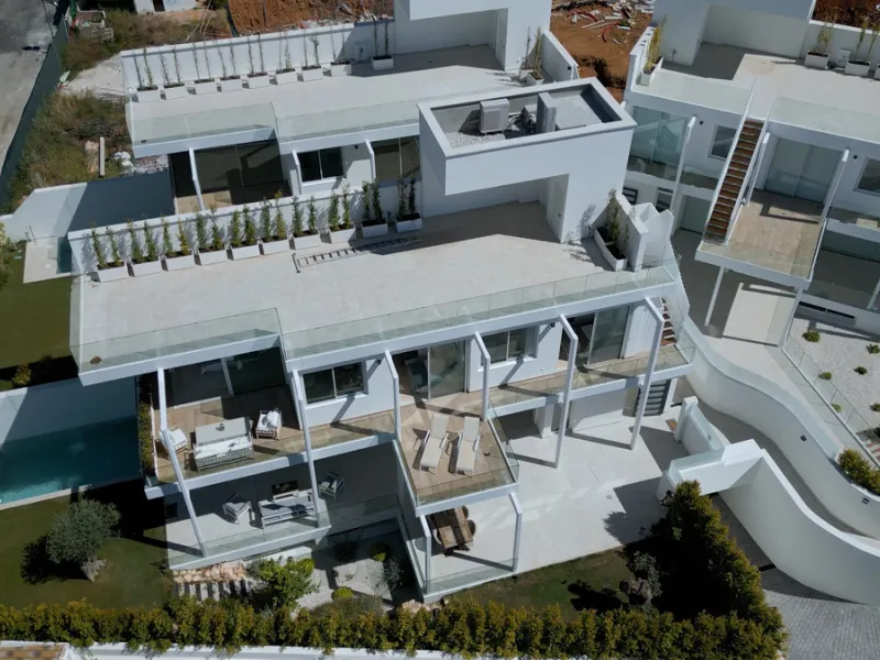 Discover luxury and exclusivity in stunning villa located in the prestigious Paseo de Los Jazmines, corner with Rosonva de Valdeolletas street, on the wonderful Costa del Sol. These eight architectural jewels offer unmatched views of the sea and the Monte