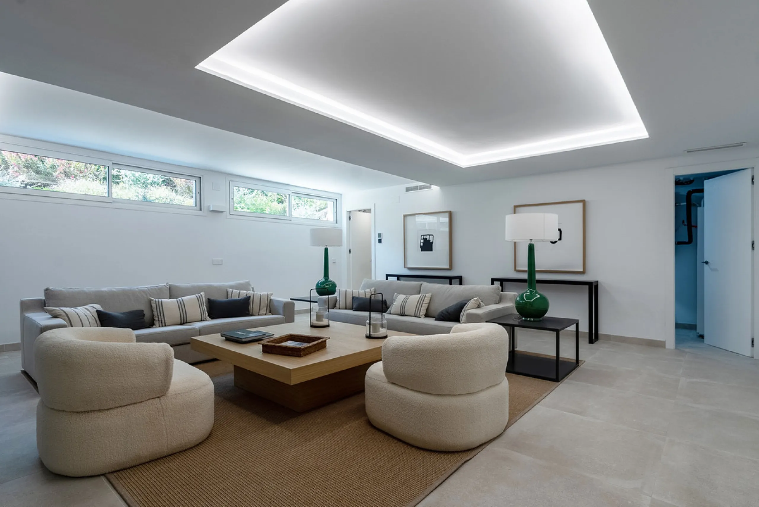Discover luxury and exclusivity in stunning villa located in the prestigious Paseo de Los Jazmines, corner with Rosonva de Valdeolletas street, on the wonderful Costa del Sol. These eight architectural jewels offer unmatched views of the sea and the Monte