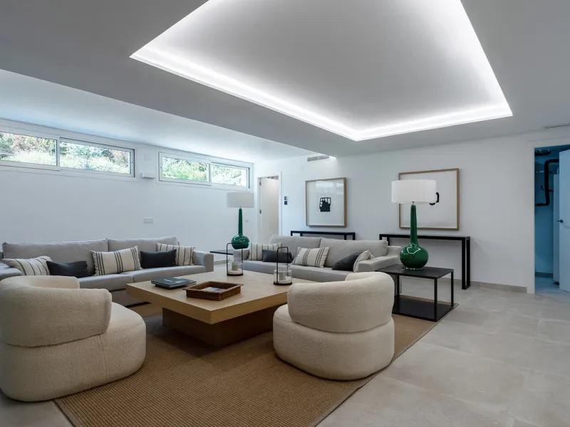 Discover luxury and exclusivity in stunning villa located in the prestigious Paseo de Los Jazmines, corner with Rosonva de Valdeolletas street, on the wonderful Costa del Sol. These eight architectural jewels offer unmatched views of the sea and the Monte