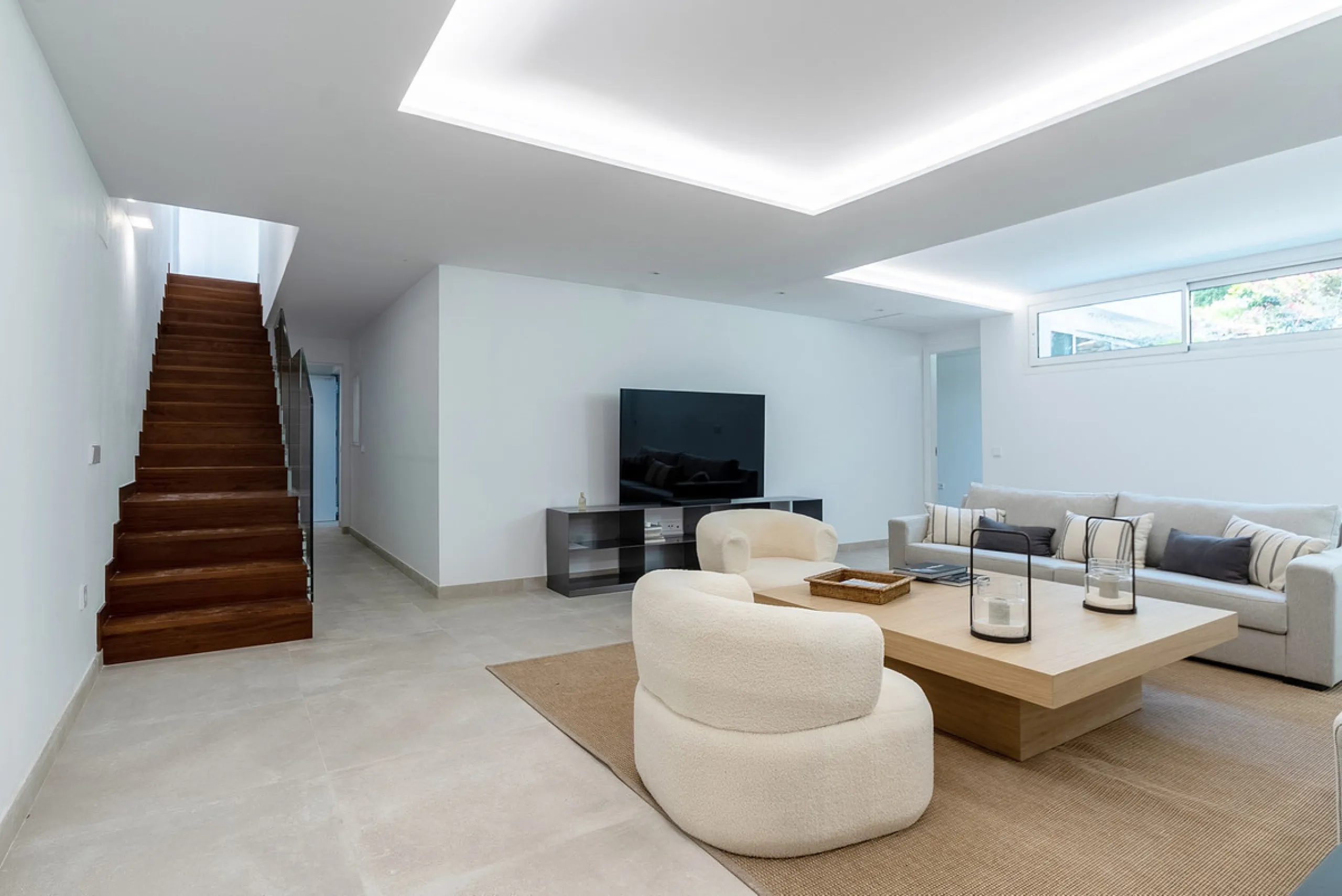 Discover luxury and exclusivity in stunning villa located in the prestigious Paseo de Los Jazmines, corner with Rosonva de Valdeolletas street, on the wonderful Costa del Sol. These eight architectural jewels offer unmatched views of the sea and the Monte