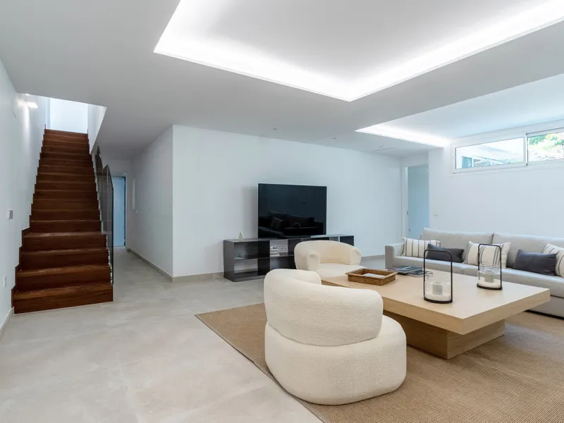 Discover luxury and exclusivity in stunning villa located in the prestigious Paseo de Los Jazmines, corner with Rosonva de Valdeolletas street, on the wonderful Costa del Sol. These eight architectural jewels offer unmatched views of the sea and the Monte
