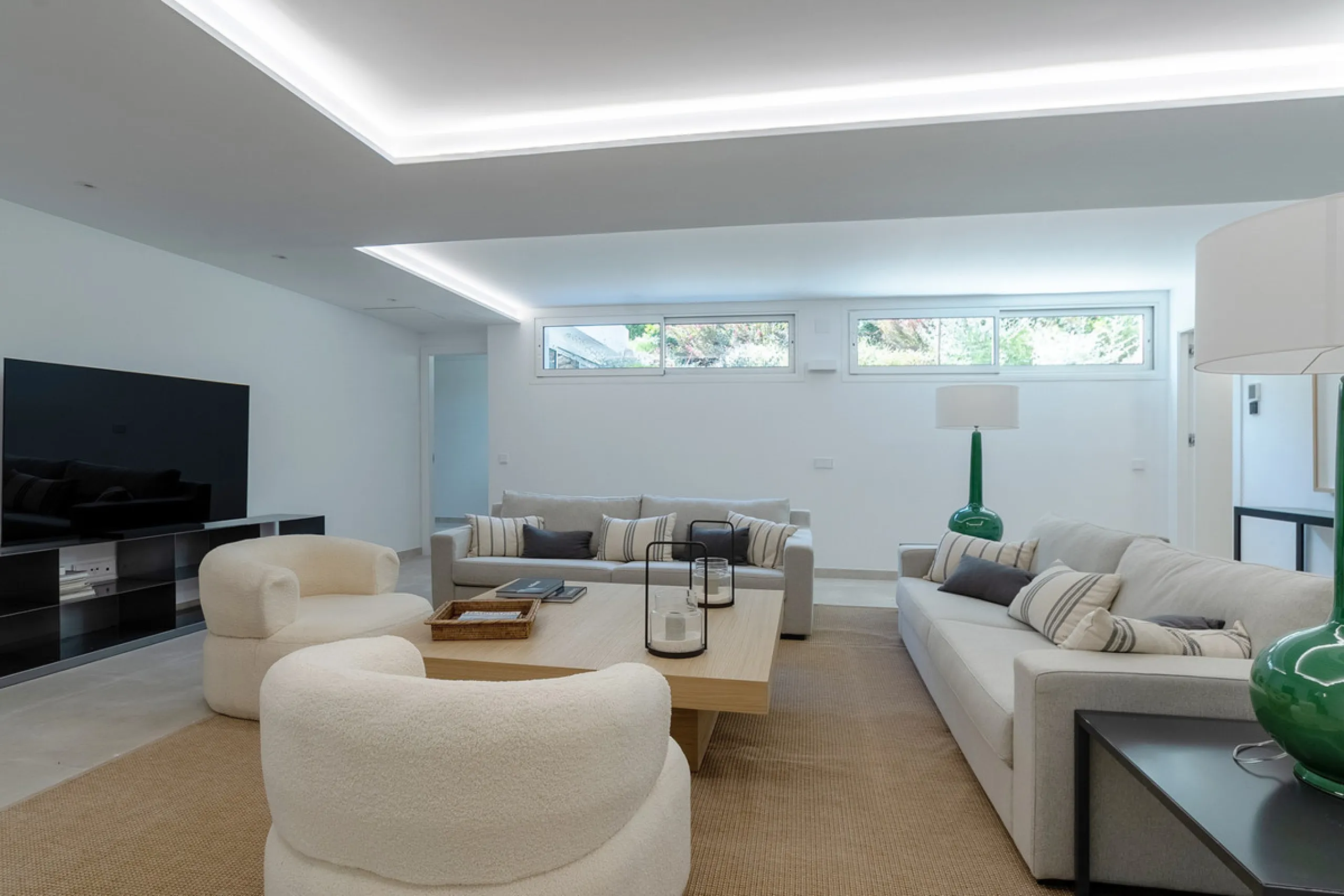 Discover luxury and exclusivity in stunning villa located in the prestigious Paseo de Los Jazmines, corner with Rosonva de Valdeolletas street, on the wonderful Costa del Sol. These eight architectural jewels offer unmatched views of the sea and the Monte