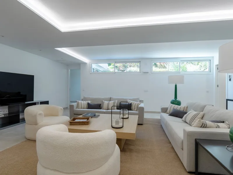 Discover luxury and exclusivity in stunning villa located in the prestigious Paseo de Los Jazmines, corner with Rosonva de Valdeolletas street, on the wonderful Costa del Sol. These eight architectural jewels offer unmatched views of the sea and the Monte