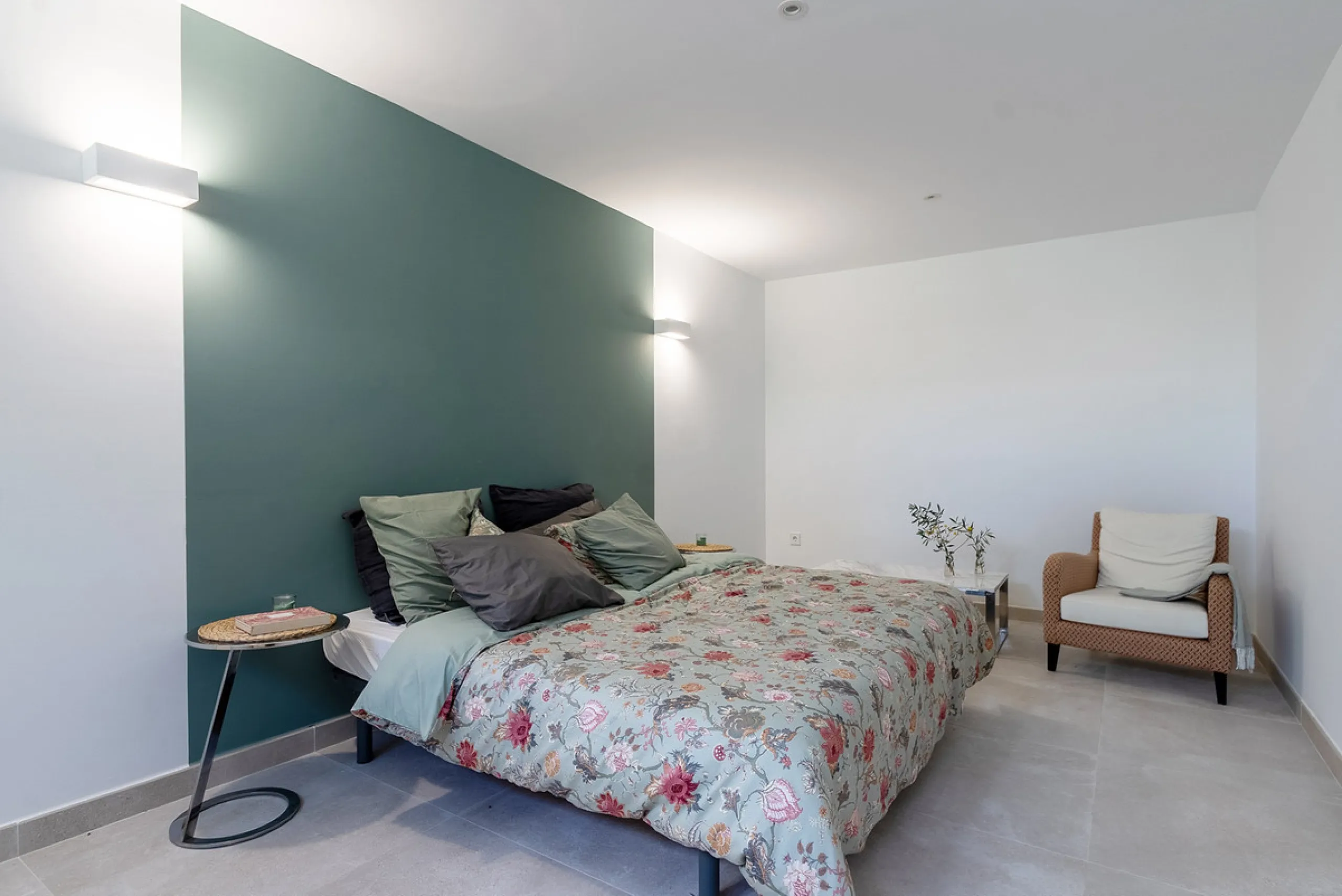 Discover luxury and exclusivity in stunning villa located in the prestigious Paseo de Los Jazmines, corner with Rosonva de Valdeolletas street, on the wonderful Costa del Sol. These eight architectural jewels offer unmatched views of the sea and the Monte