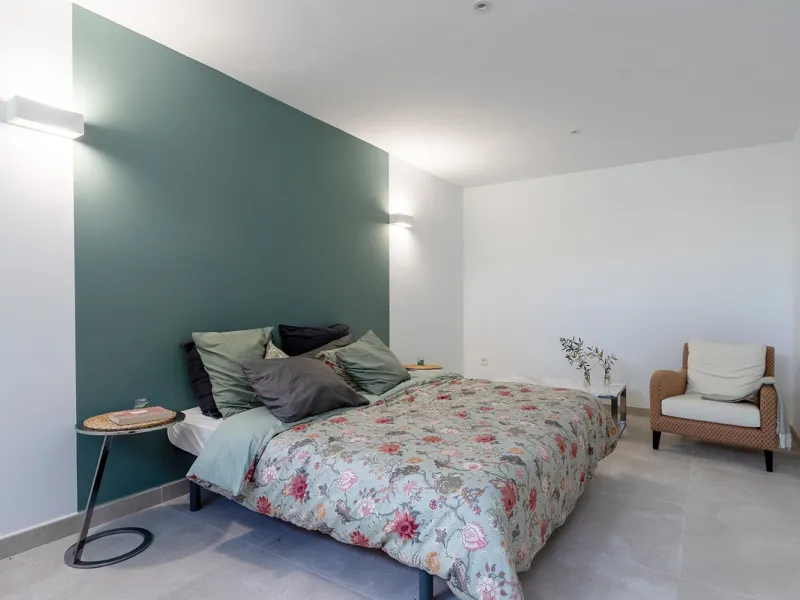 Discover luxury and exclusivity in stunning villa located in the prestigious Paseo de Los Jazmines, corner with Rosonva de Valdeolletas street, on the wonderful Costa del Sol. These eight architectural jewels offer unmatched views of the sea and the Monte