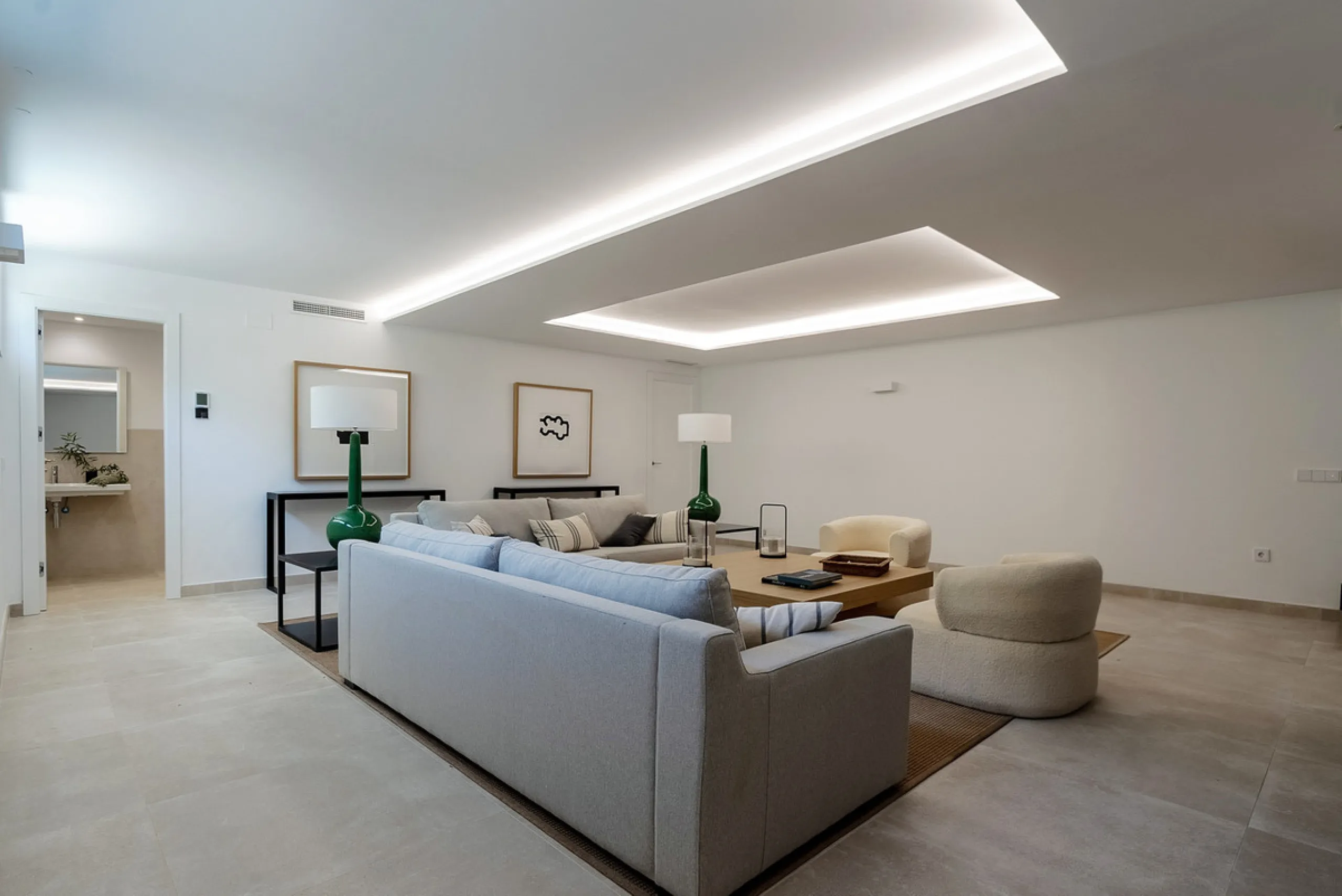 Discover luxury and exclusivity in stunning villa located in the prestigious Paseo de Los Jazmines, corner with Rosonva de Valdeolletas street, on the wonderful Costa del Sol. These eight architectural jewels offer unmatched views of the sea and the Monte