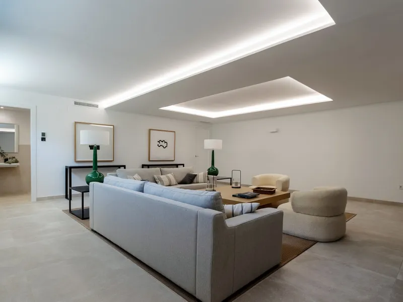 Discover luxury and exclusivity in stunning villa located in the prestigious Paseo de Los Jazmines, corner with Rosonva de Valdeolletas street, on the wonderful Costa del Sol. These eight architectural jewels offer unmatched views of the sea and the Monte