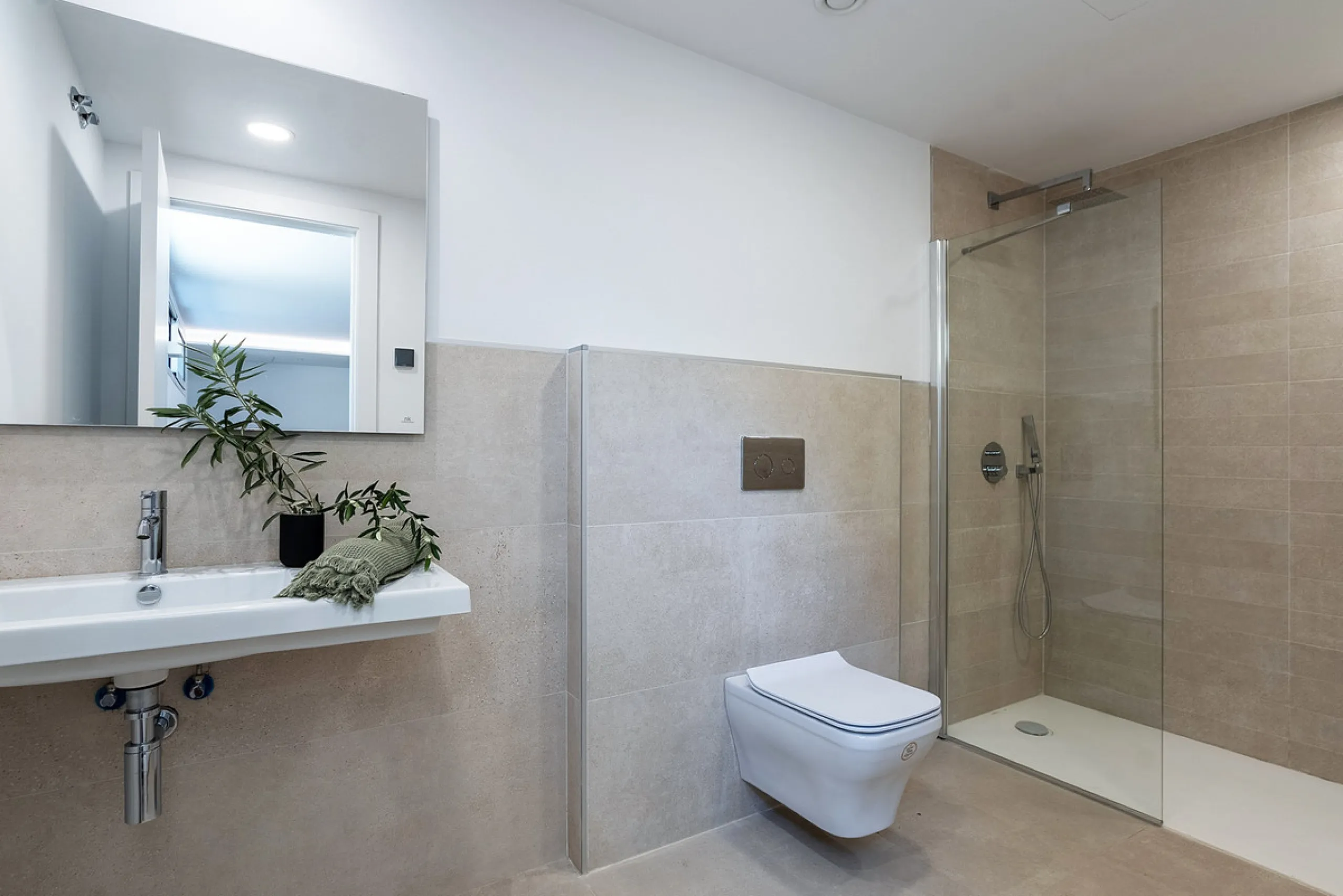 Discover luxury and exclusivity in stunning villa located in the prestigious Paseo de Los Jazmines, corner with Rosonva de Valdeolletas street, on the wonderful Costa del Sol. These eight architectural jewels offer unmatched views of the sea and the Monte