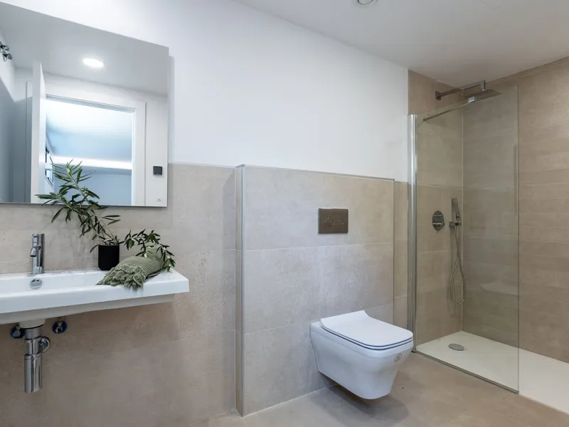 Discover luxury and exclusivity in stunning villa located in the prestigious Paseo de Los Jazmines, corner with Rosonva de Valdeolletas street, on the wonderful Costa del Sol. These eight architectural jewels offer unmatched views of the sea and the Monte