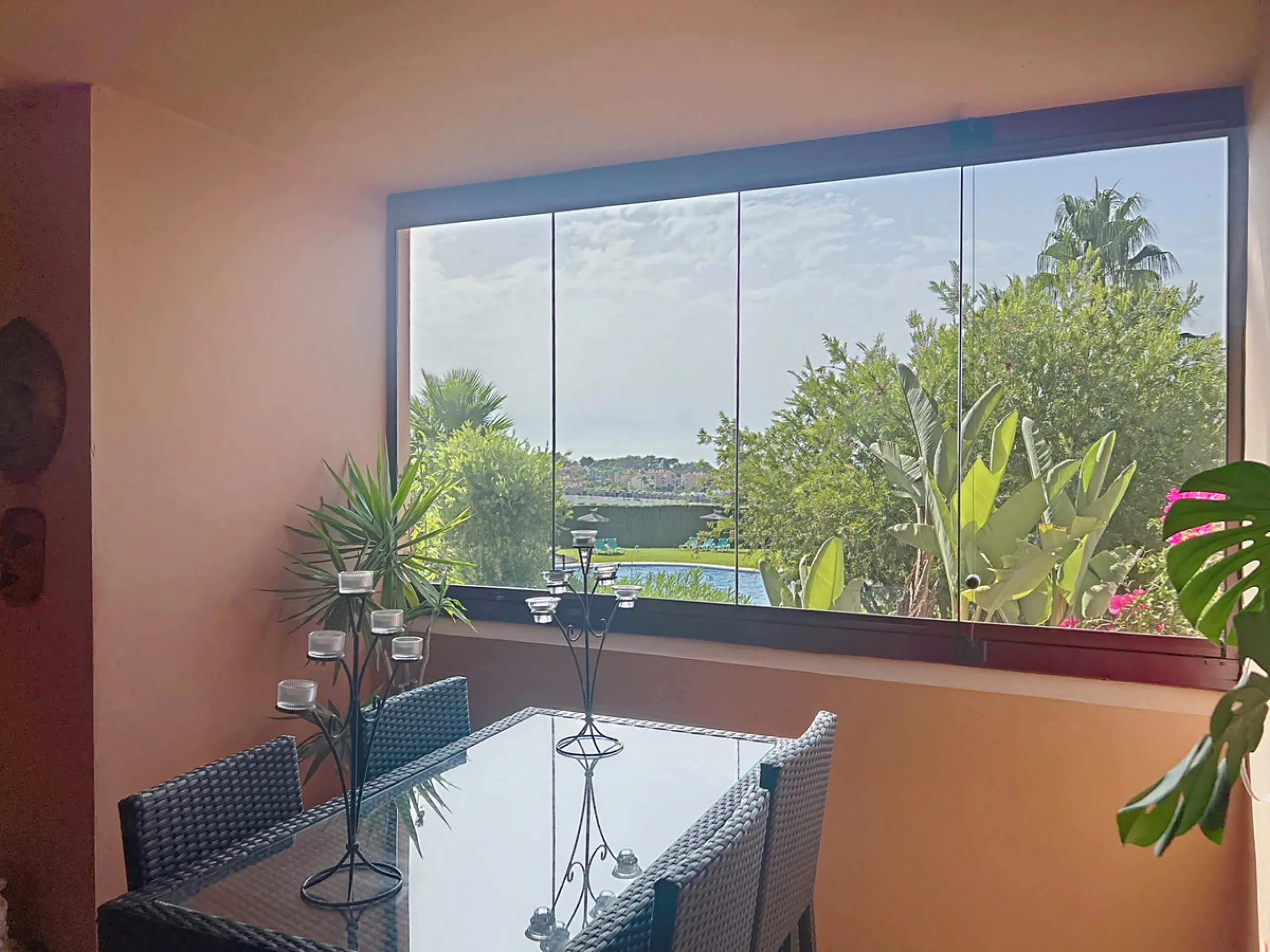 Magnificent private residence in a quiet setting, surrounded by nature and the sea – a true little corner of paradise.