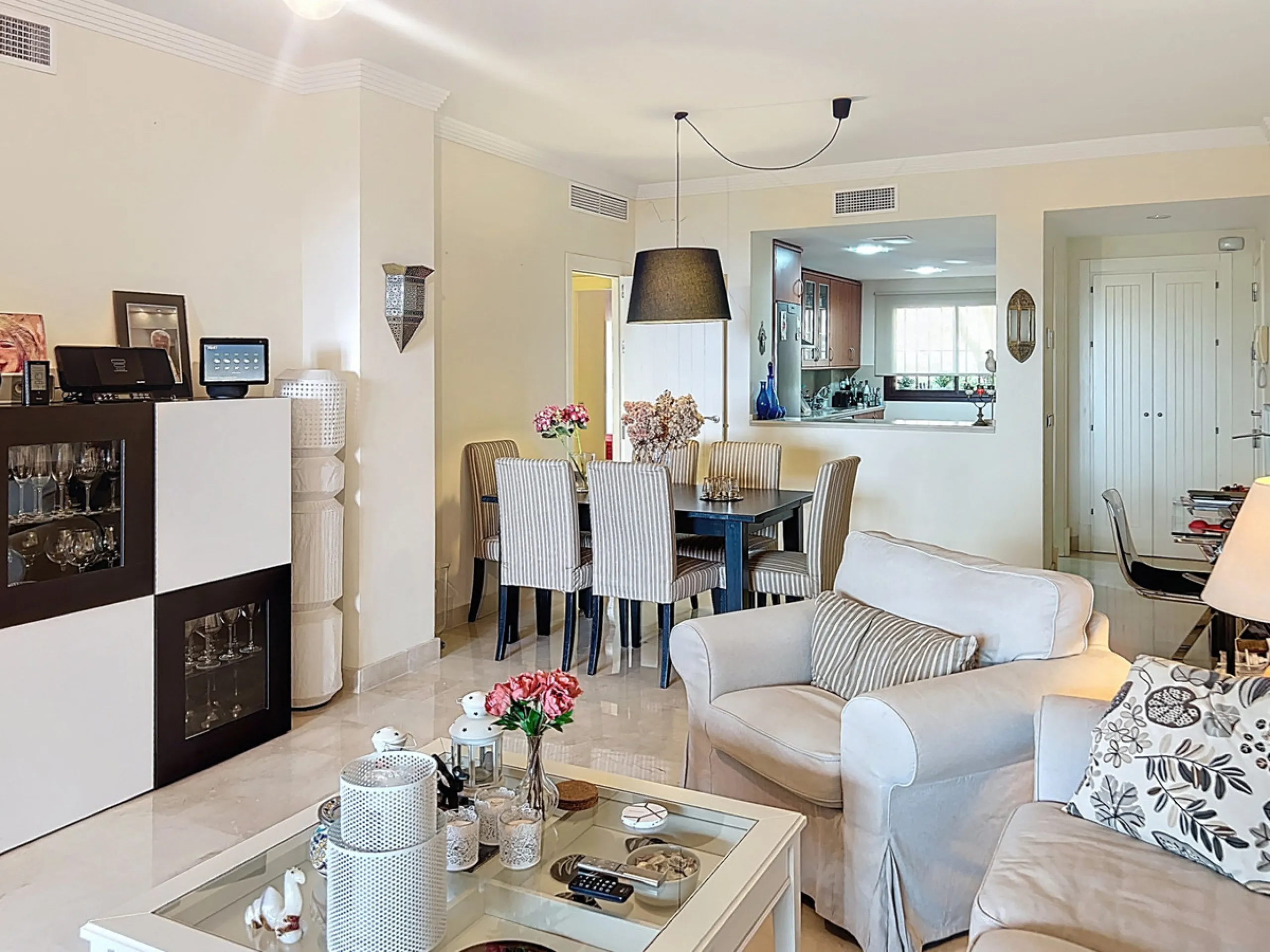 Magnificent private residence in a quiet setting, surrounded by nature and the sea – a true little corner of paradise.