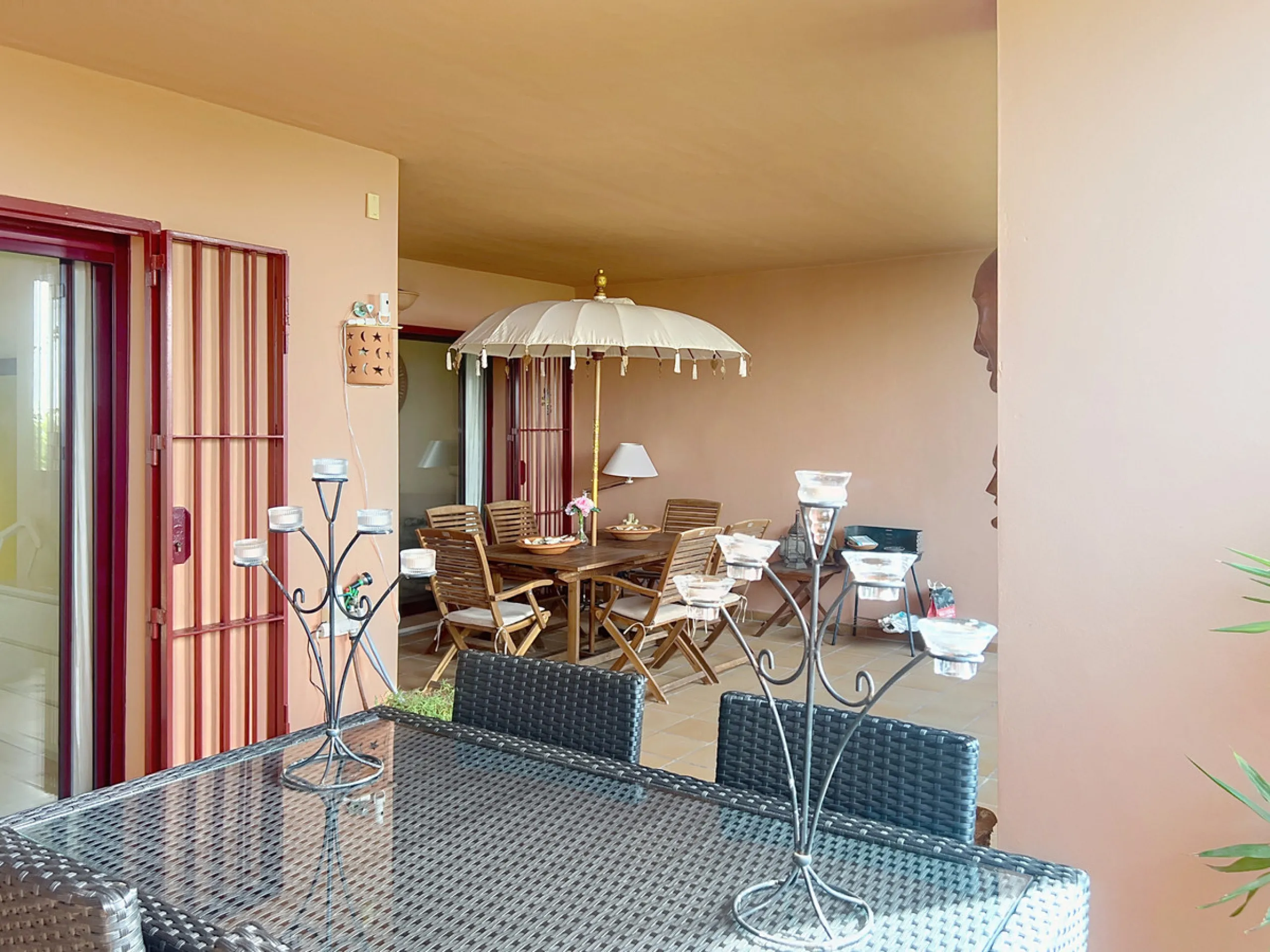 Magnificent private residence in a quiet setting, surrounded by nature and the sea – a true little corner of paradise.
