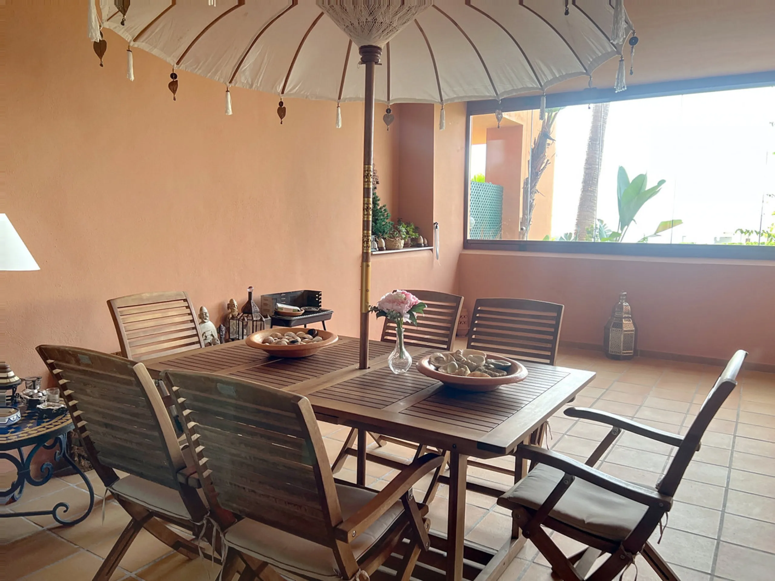 Magnificent private residence in a quiet setting, surrounded by nature and the sea – a true little corner of paradise.