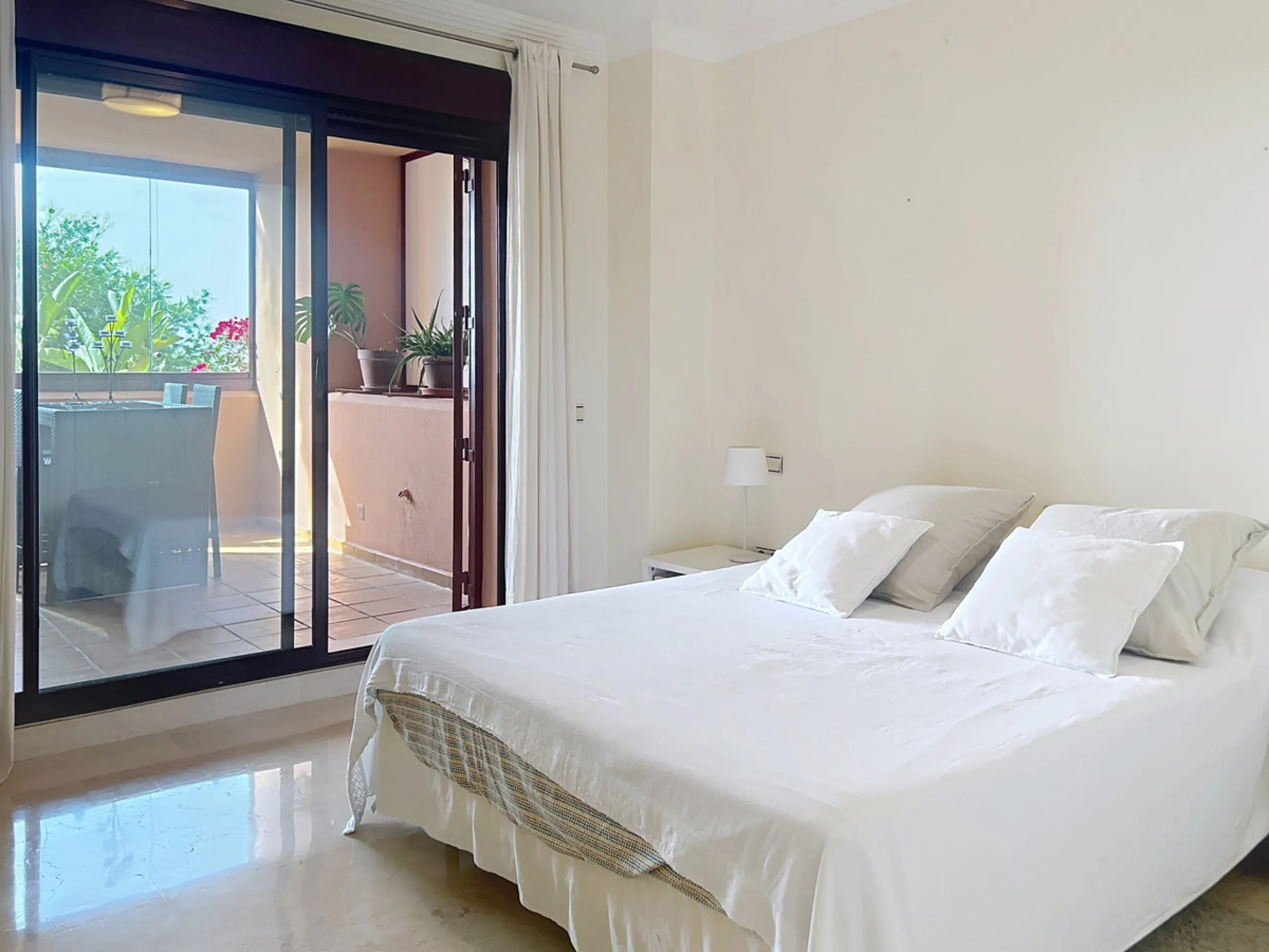 Magnificent private residence in a quiet setting, surrounded by nature and the sea – a true little corner of paradise.