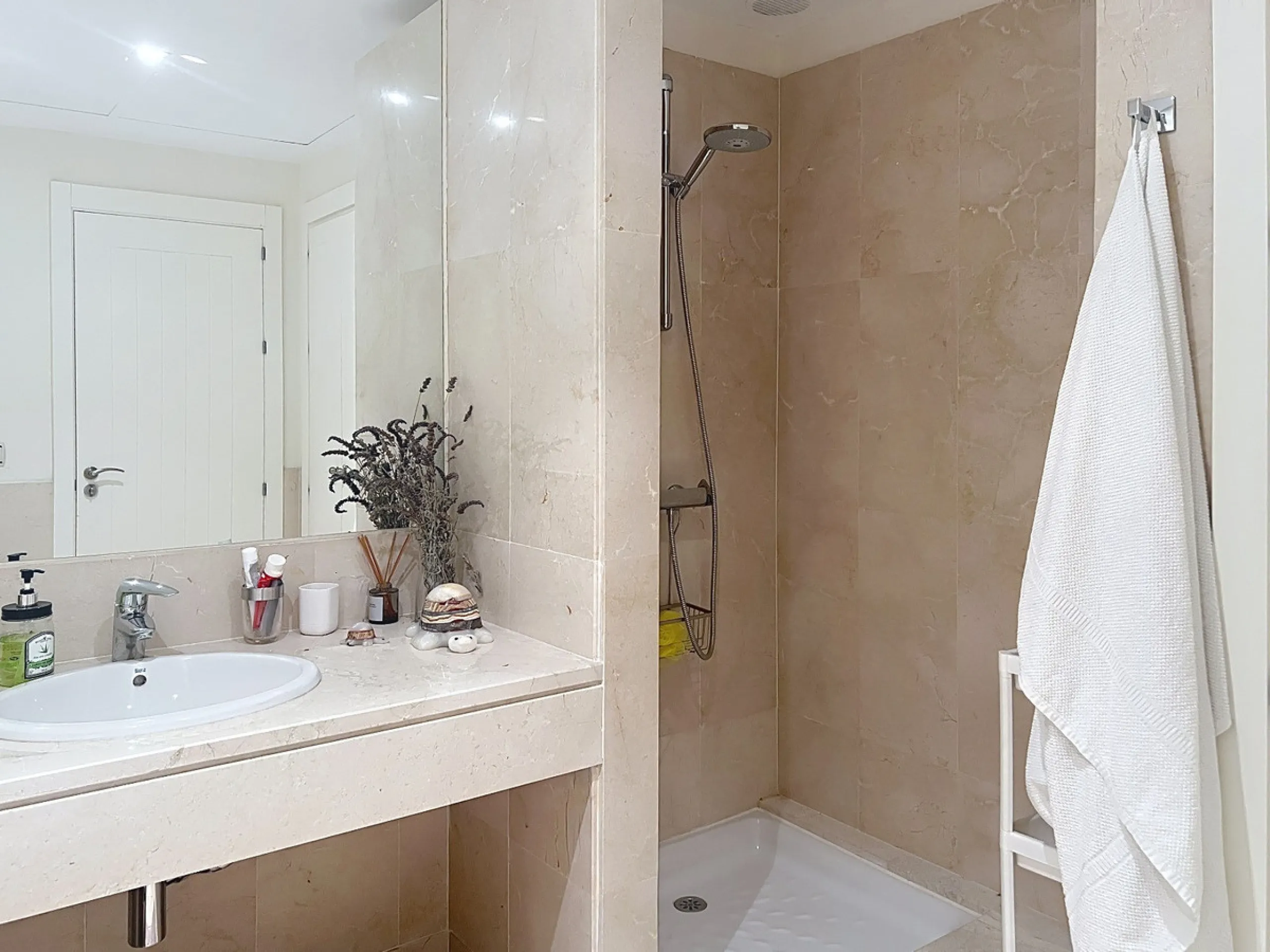 Magnificent private residence in a quiet setting, surrounded by nature and the sea – a true little corner of paradise.