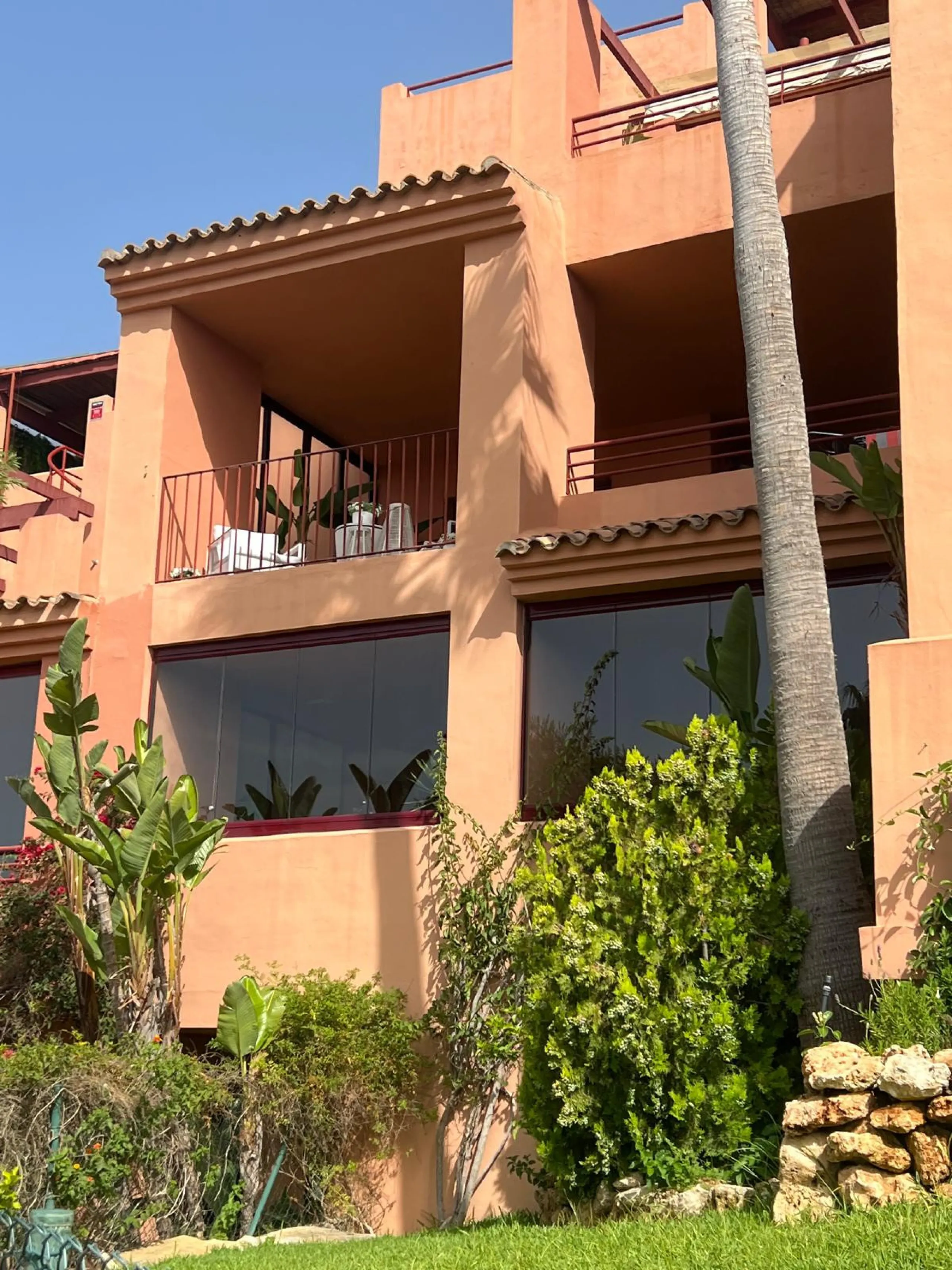 Magnificent private residence in a quiet setting, surrounded by nature and the sea – a true little corner of paradise.