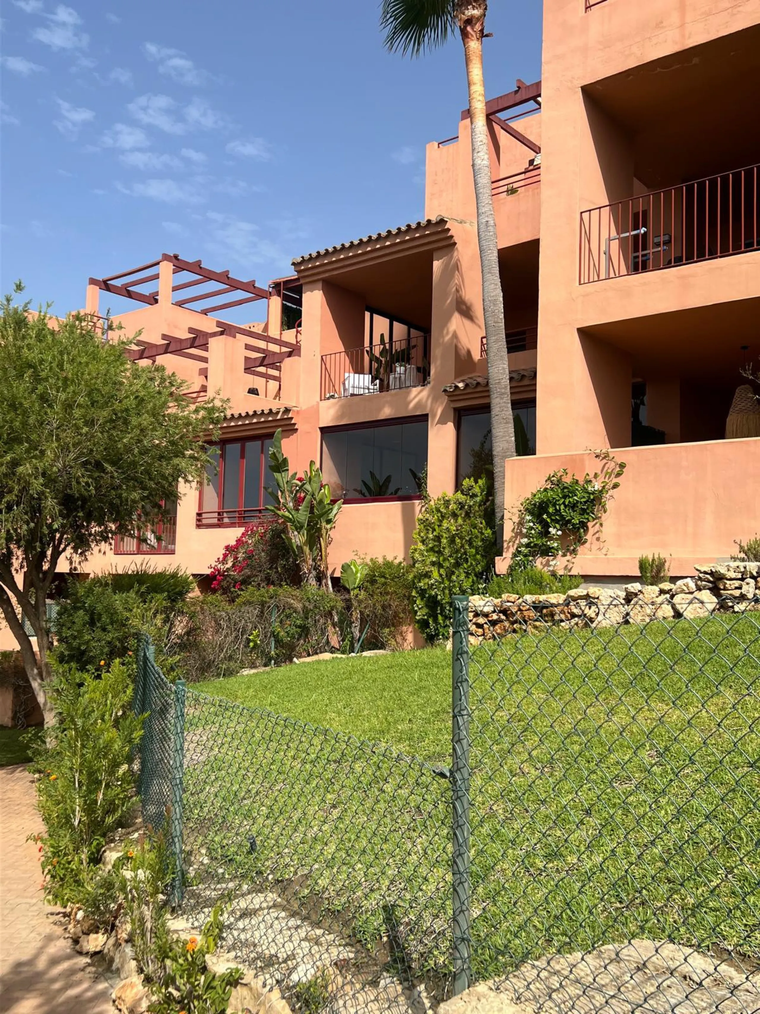 Magnificent private residence in a quiet setting, surrounded by nature and the sea – a true little corner of paradise.