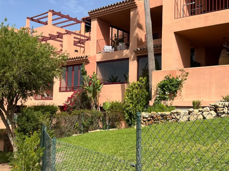 Magnificent private residence in a quiet setting, surrounded by nature and the sea – a true little corner of paradise.