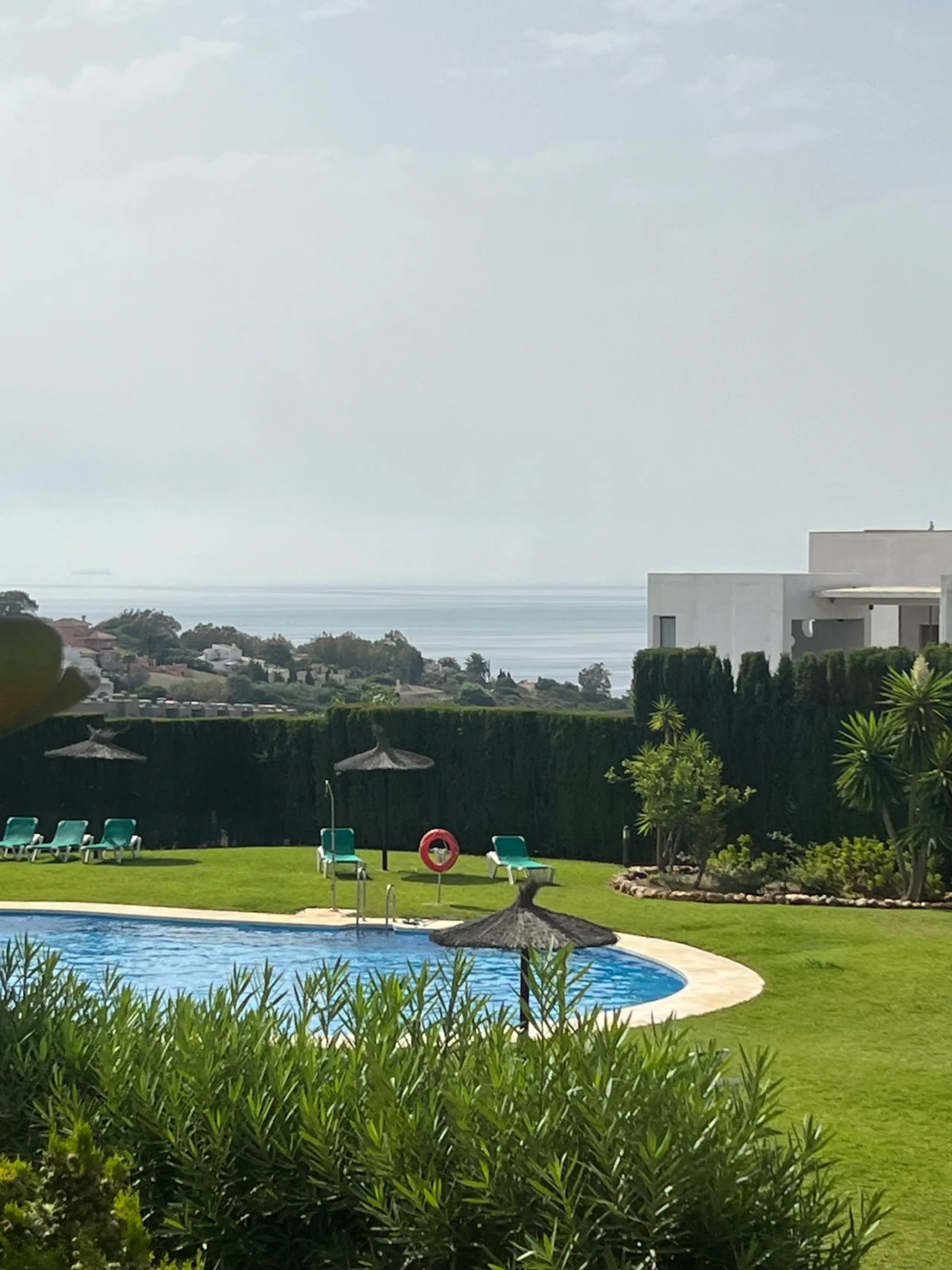 Magnificent private residence in a quiet setting, surrounded by nature and the sea – a true little corner of paradise.