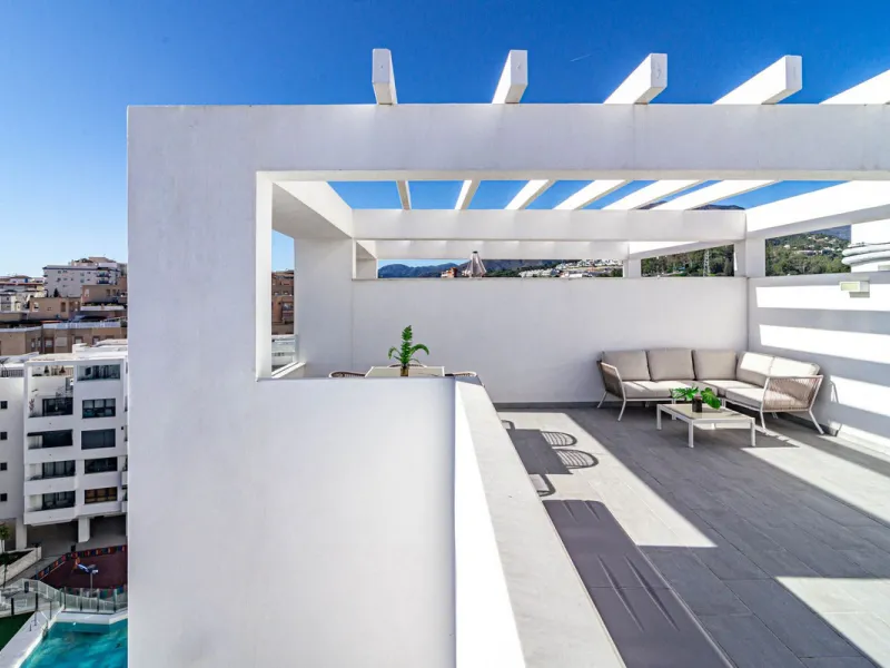 Welcome to this penthouse in Estepona Gardens, a modern residential complex completed in 2023 and located right in Estepona center. From here, you can easily walk to the Old Town, shops, restaurants, and the beach, everything you need is just a short stro