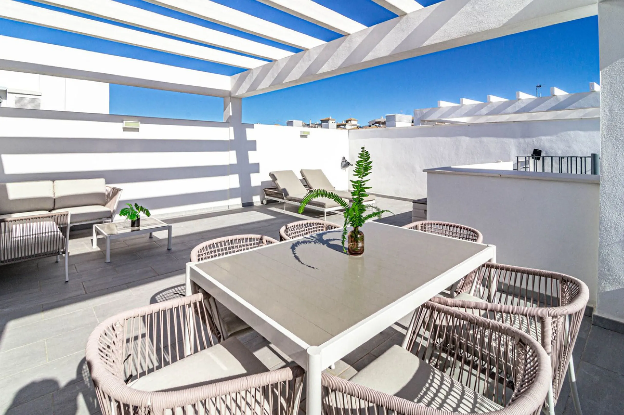 Apartment - Penthouse в продаже в Estepona, Málaga. В доме 2 спален и 2 ванных комнат. Площадь дома 88 м²