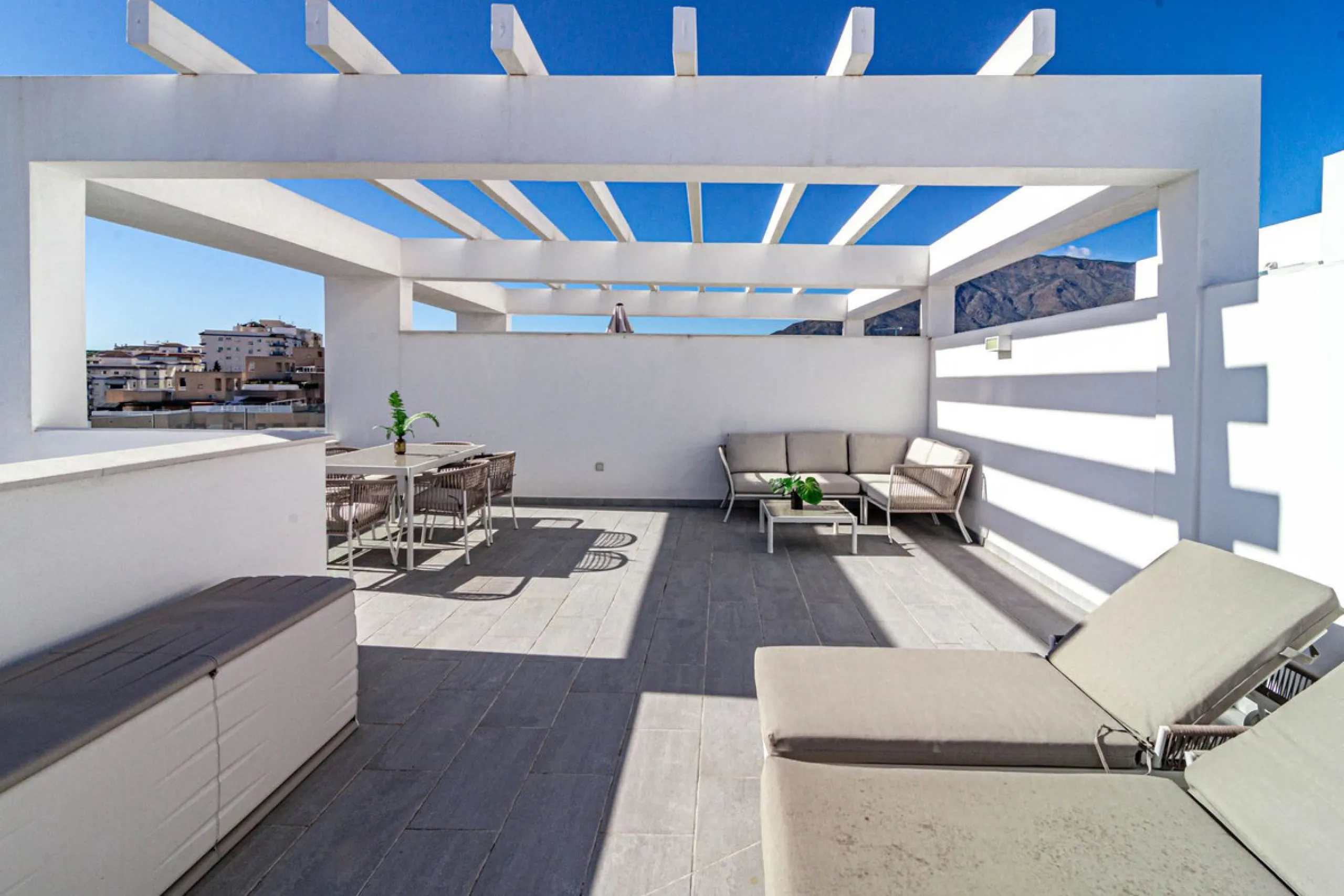Apartment - Penthouse в продаже в Estepona, Málaga. В доме 2 спален и 2 ванных комнат. Площадь дома 88 м²