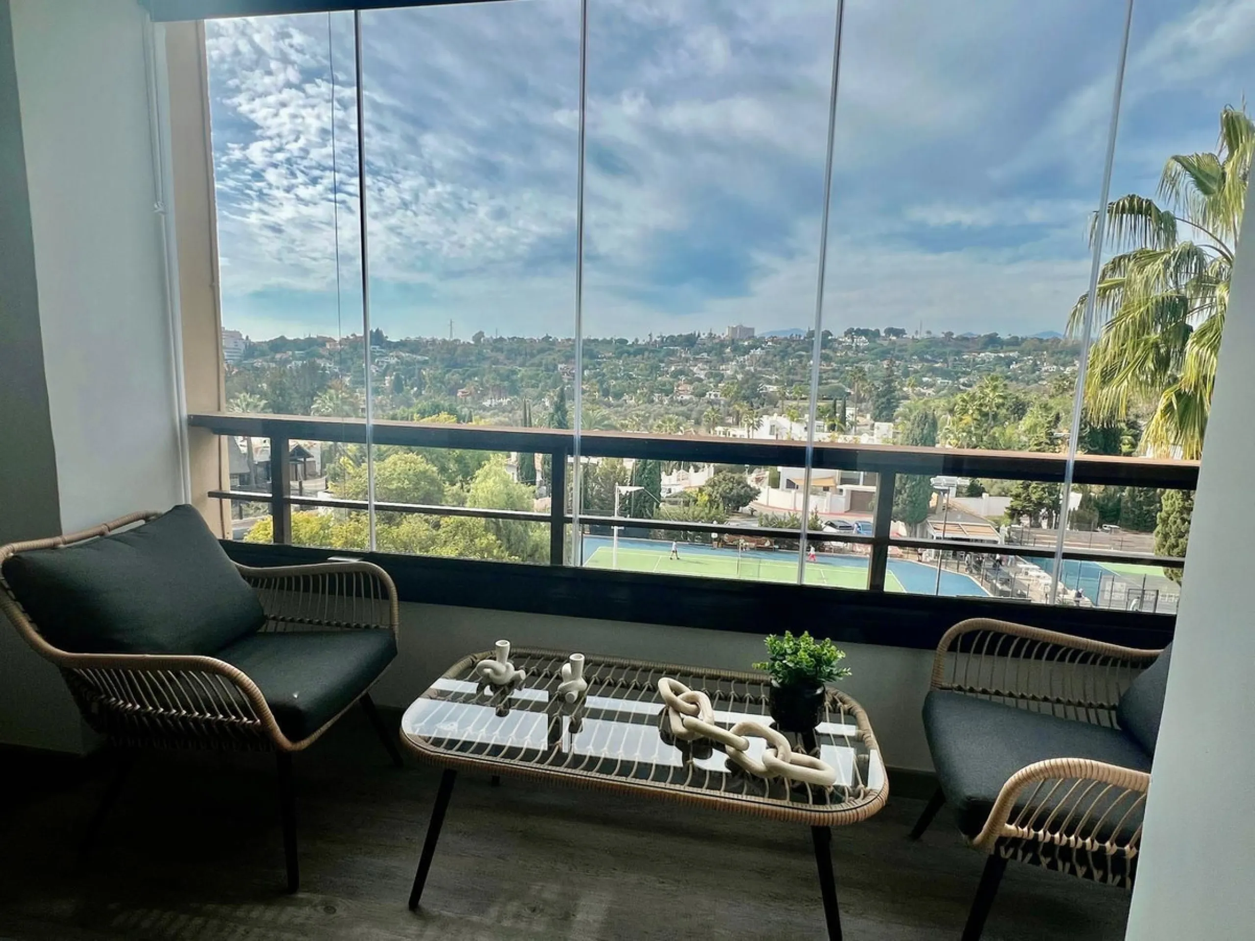 Modern 50 m² apartment fully renovated and furnished, located on the 3rd floor with elevator and reception. Features a bright living area with air conditioning, lovely views, and a laundry room that can be used as a second bedroom. Enjoy great community a