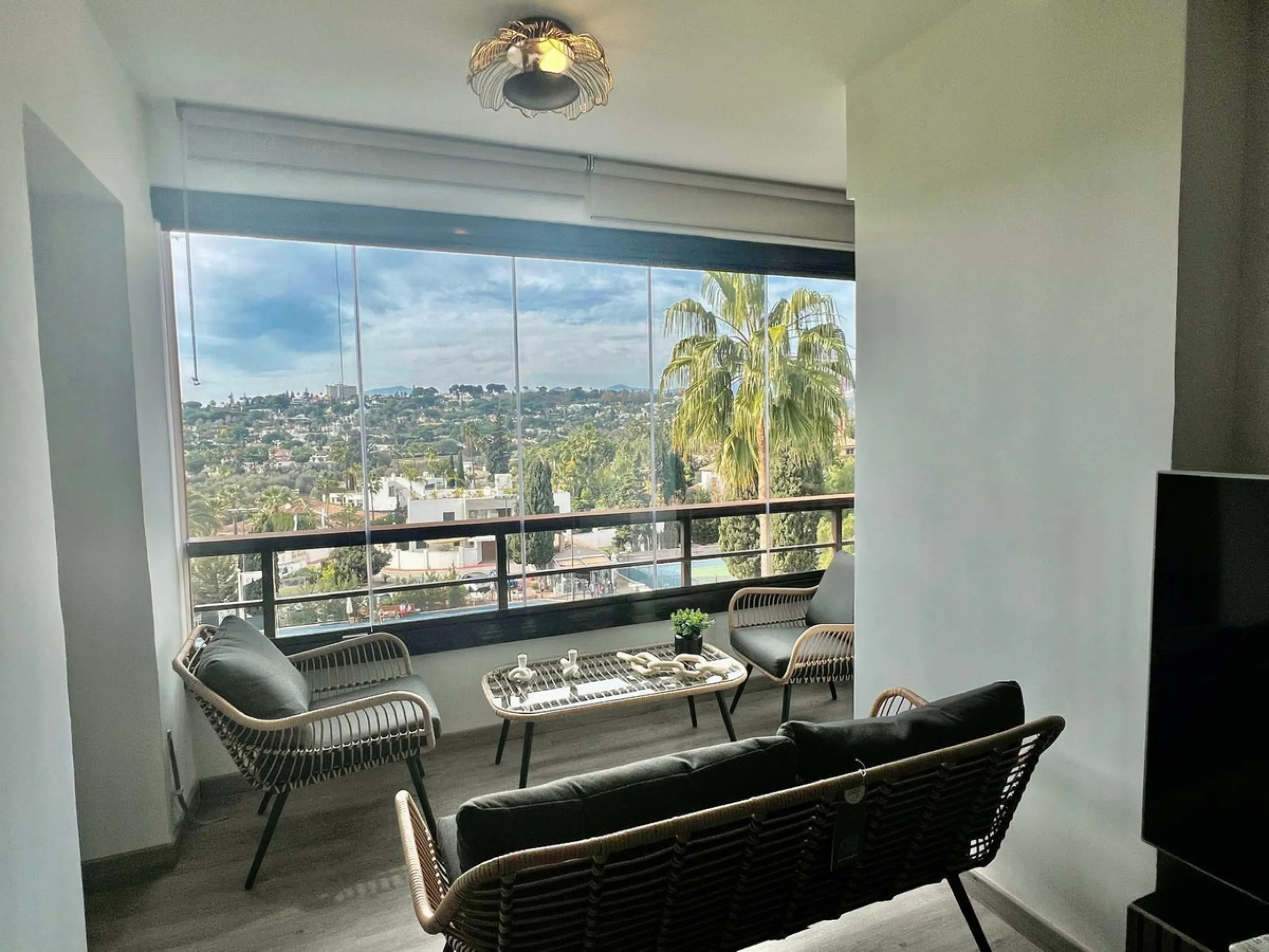 Modern 50 m² apartment fully renovated and furnished, located on the 3rd floor with elevator and reception. Features a bright living area with air conditioning, lovely views, and a laundry room that can be used as a second bedroom. Enjoy great community a
