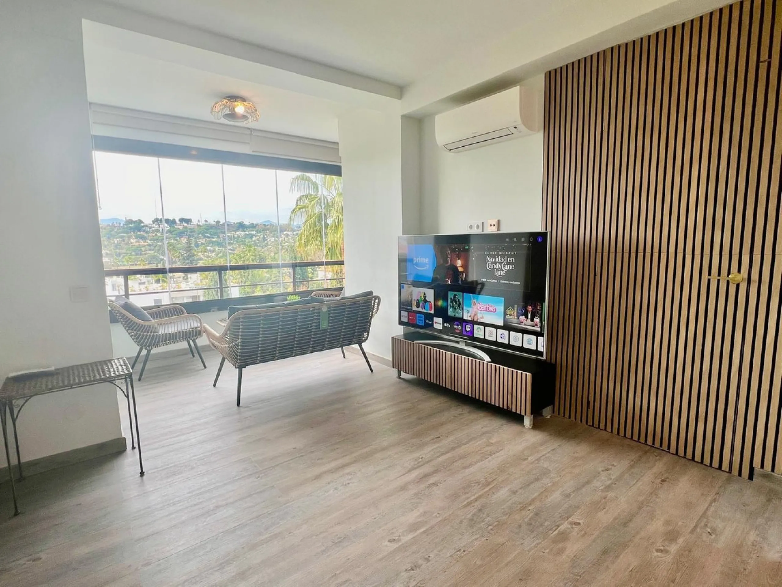 Modern 50 m² apartment fully renovated and furnished, located on the 3rd floor with elevator and reception. Features a bright living area with air conditioning, lovely views, and a laundry room that can be used as a second bedroom. Enjoy great community a