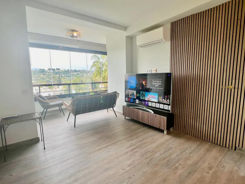 Modern 50 m² apartment fully renovated and furnished, located on the 3rd floor with elevator and reception. Features a bright living area with air conditioning, lovely views, and a laundry room that can be used as a second bedroom. Enjoy great community a