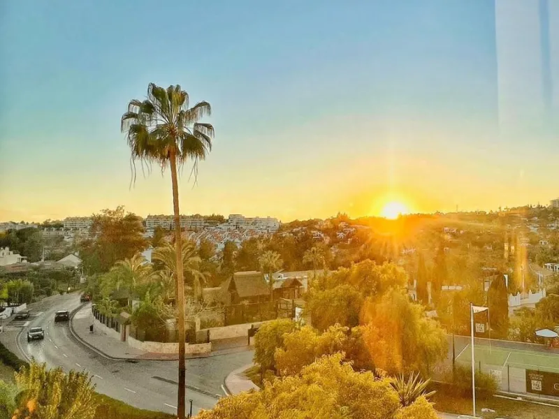 Modern 50 m² apartment fully renovated and furnished, located on the 3rd floor with elevator and reception. Features a bright living area with air conditioning, lovely views, and a laundry room that can be used as a second bedroom. Enjoy great community a