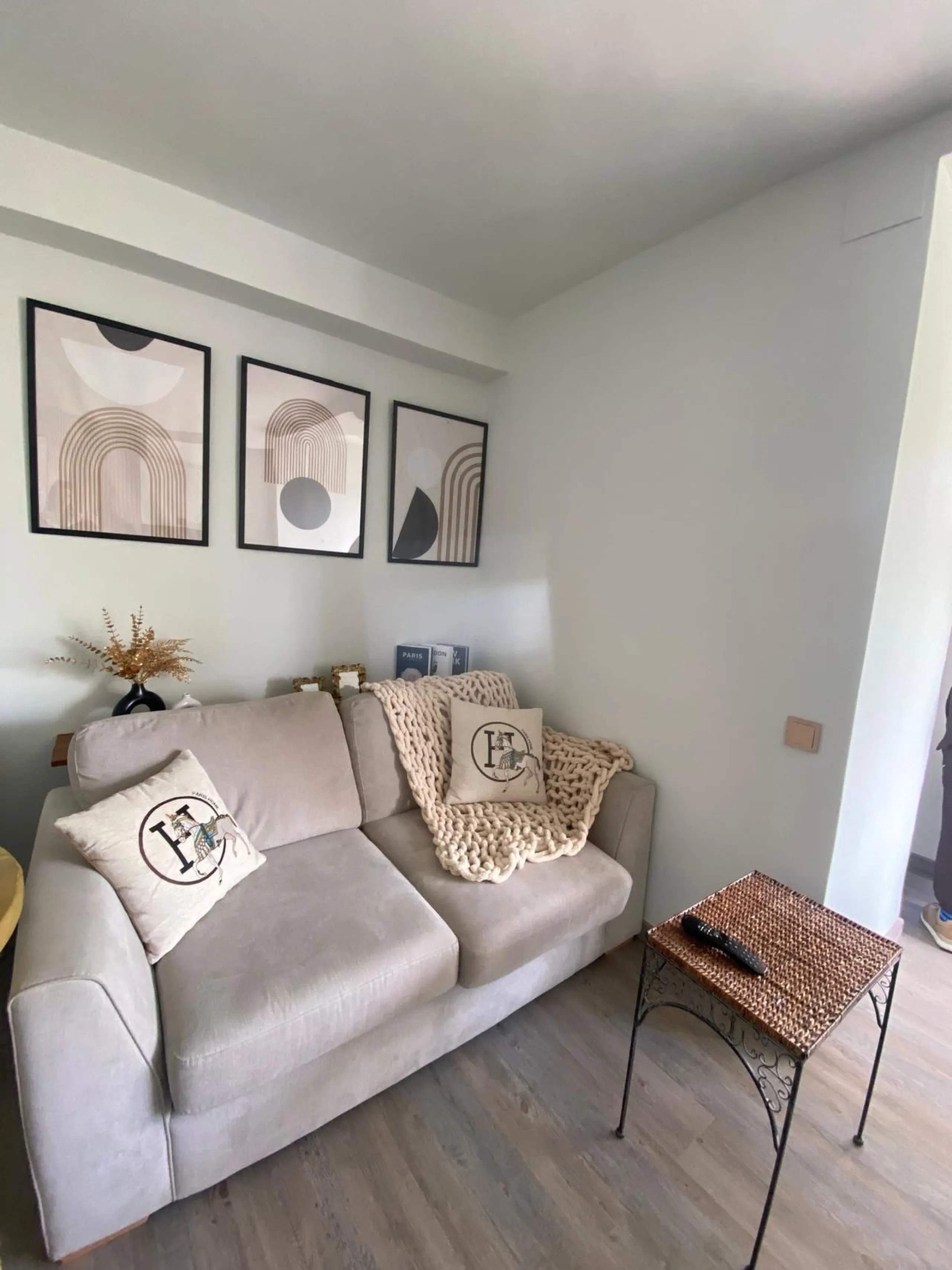 Modern 50 m² apartment fully renovated and furnished, located on the 3rd floor with elevator and reception. Features a bright living area with air conditioning, lovely views, and a laundry room that can be used as a second bedroom. Enjoy great community a
