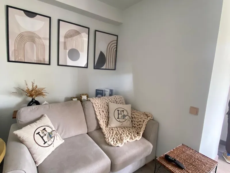 Modern 50 m² apartment fully renovated and furnished, located on the 3rd floor with elevator and reception. Features a bright living area with air conditioning, lovely views, and a laundry room that can be used as a second bedroom. Enjoy great community a