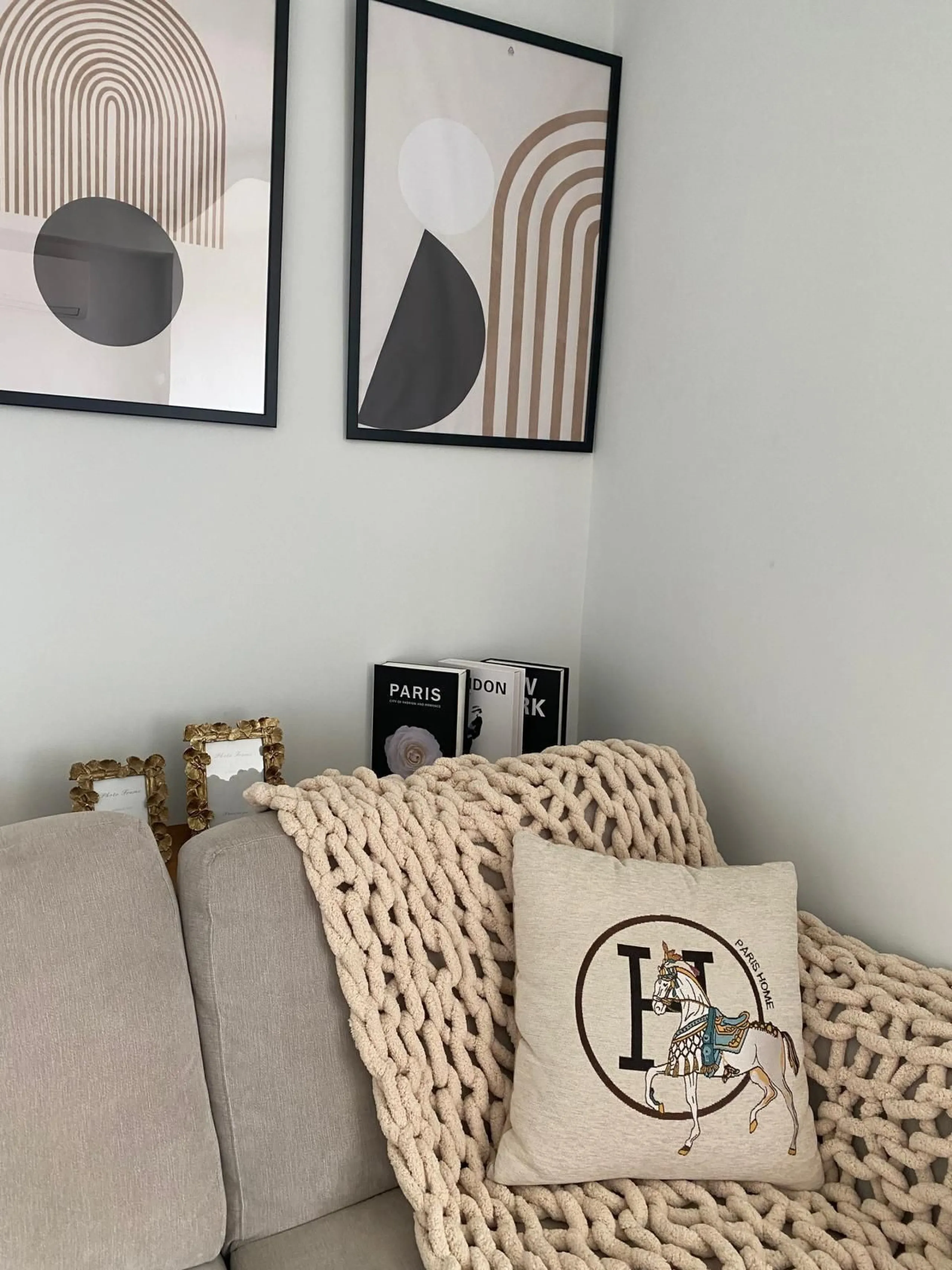 Modern 50 m² apartment fully renovated and furnished, located on the 3rd floor with elevator and reception. Features a bright living area with air conditioning, lovely views, and a laundry room that can be used as a second bedroom. Enjoy great community a