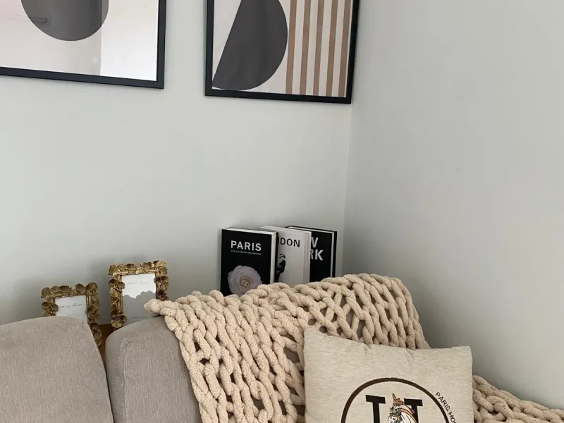 Modern 50 m² apartment fully renovated and furnished, located on the 3rd floor with elevator and reception. Features a bright living area with air conditioning, lovely views, and a laundry room that can be used as a second bedroom. Enjoy great community a