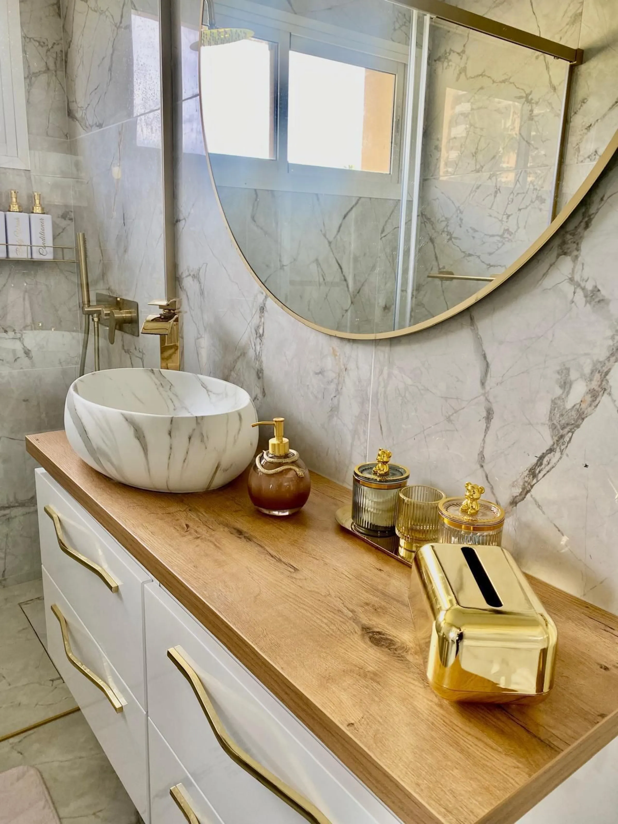 Modern 50 m² apartment fully renovated and furnished, located on the 3rd floor with elevator and reception. Features a bright living area with air conditioning, lovely views, and a laundry room that can be used as a second bedroom. Enjoy great community a