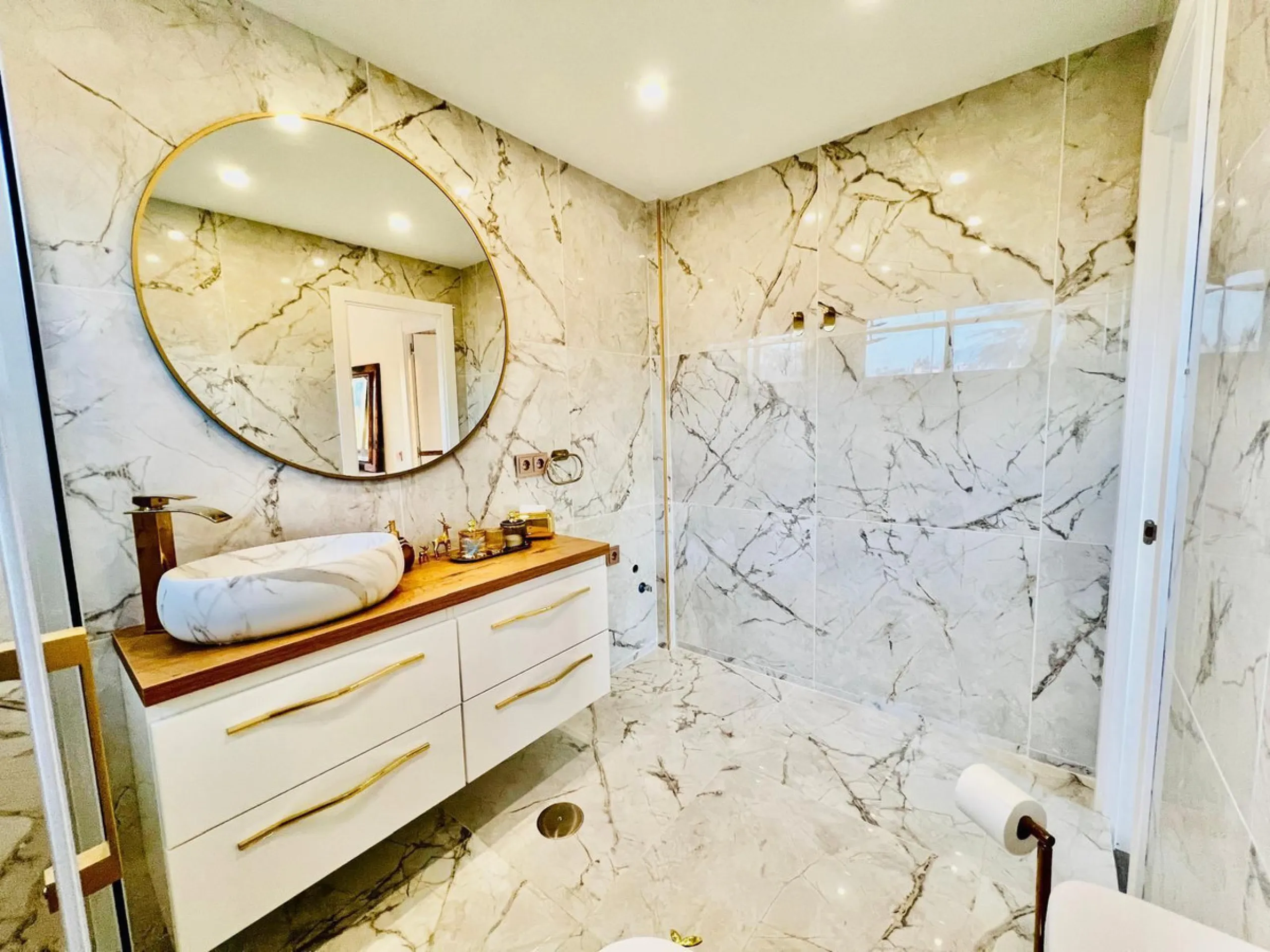 Modern 50 m² apartment fully renovated and furnished, located on the 3rd floor with elevator and reception. Features a bright living area with air conditioning, lovely views, and a laundry room that can be used as a second bedroom. Enjoy great community a