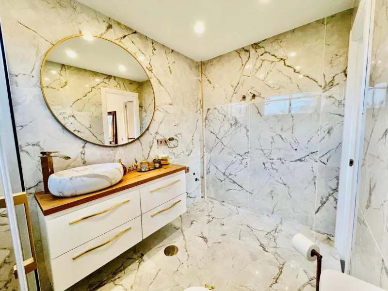 Modern 50 m² apartment fully renovated and furnished, located on the 3rd floor with elevator and reception. Features a bright living area with air conditioning, lovely views, and a laundry room that can be used as a second bedroom. Enjoy great community a