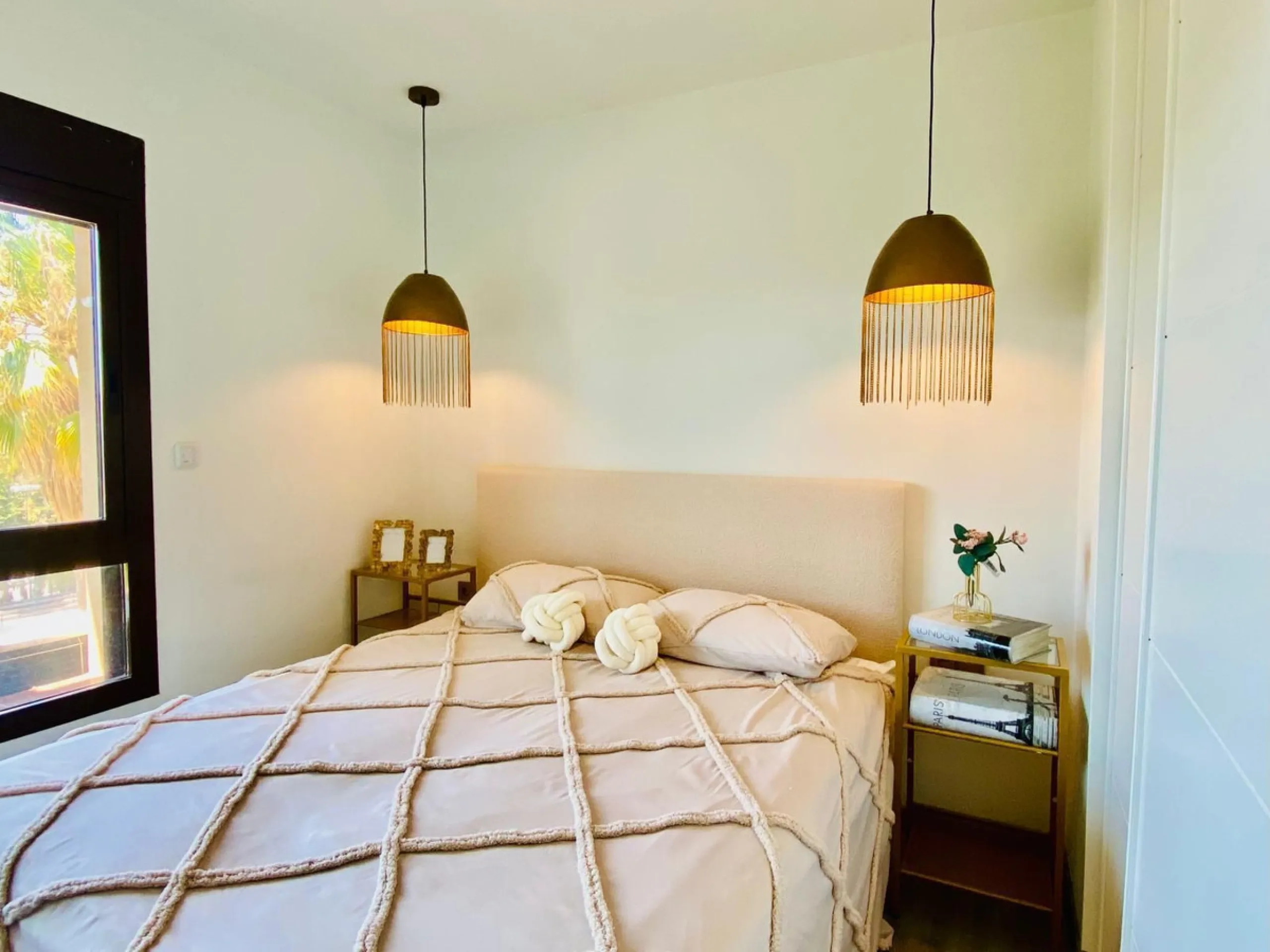Modern 50 m² apartment fully renovated and furnished, located on the 3rd floor with elevator and reception. Features a bright living area with air conditioning, lovely views, and a laundry room that can be used as a second bedroom. Enjoy great community a