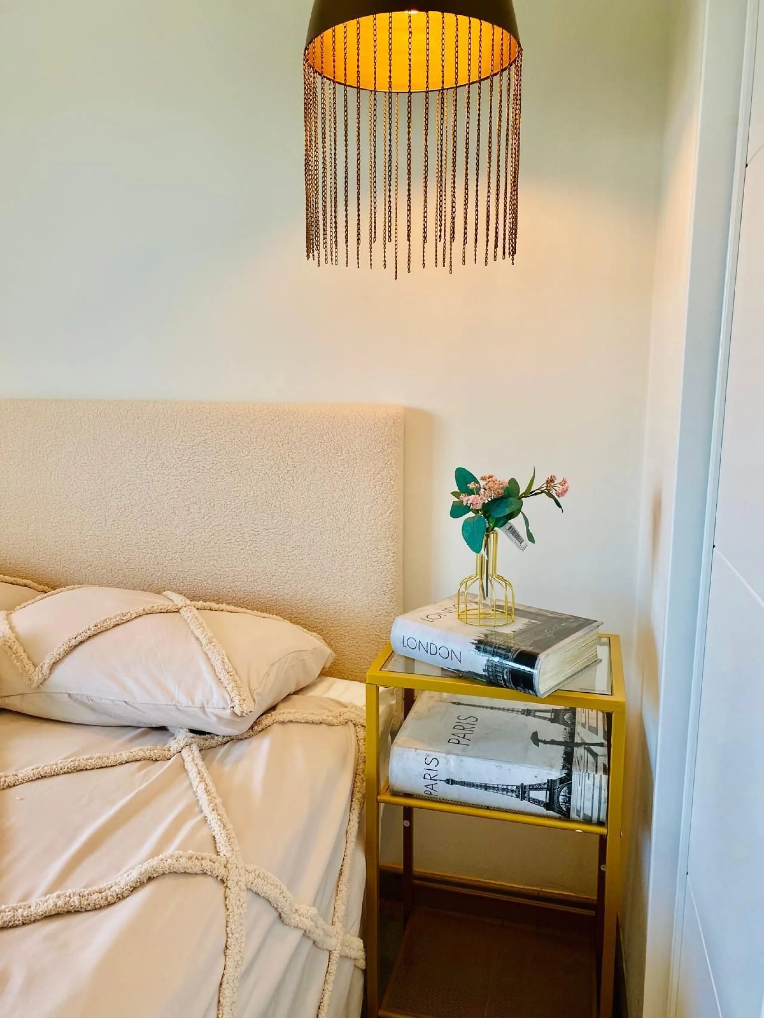 Modern 50 m² apartment fully renovated and furnished, located on the 3rd floor with elevator and reception. Features a bright living area with air conditioning, lovely views, and a laundry room that can be used as a second bedroom. Enjoy great community a