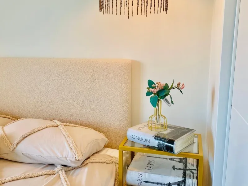 Modern 50 m² apartment fully renovated and furnished, located on the 3rd floor with elevator and reception. Features a bright living area with air conditioning, lovely views, and a laundry room that can be used as a second bedroom. Enjoy great community a