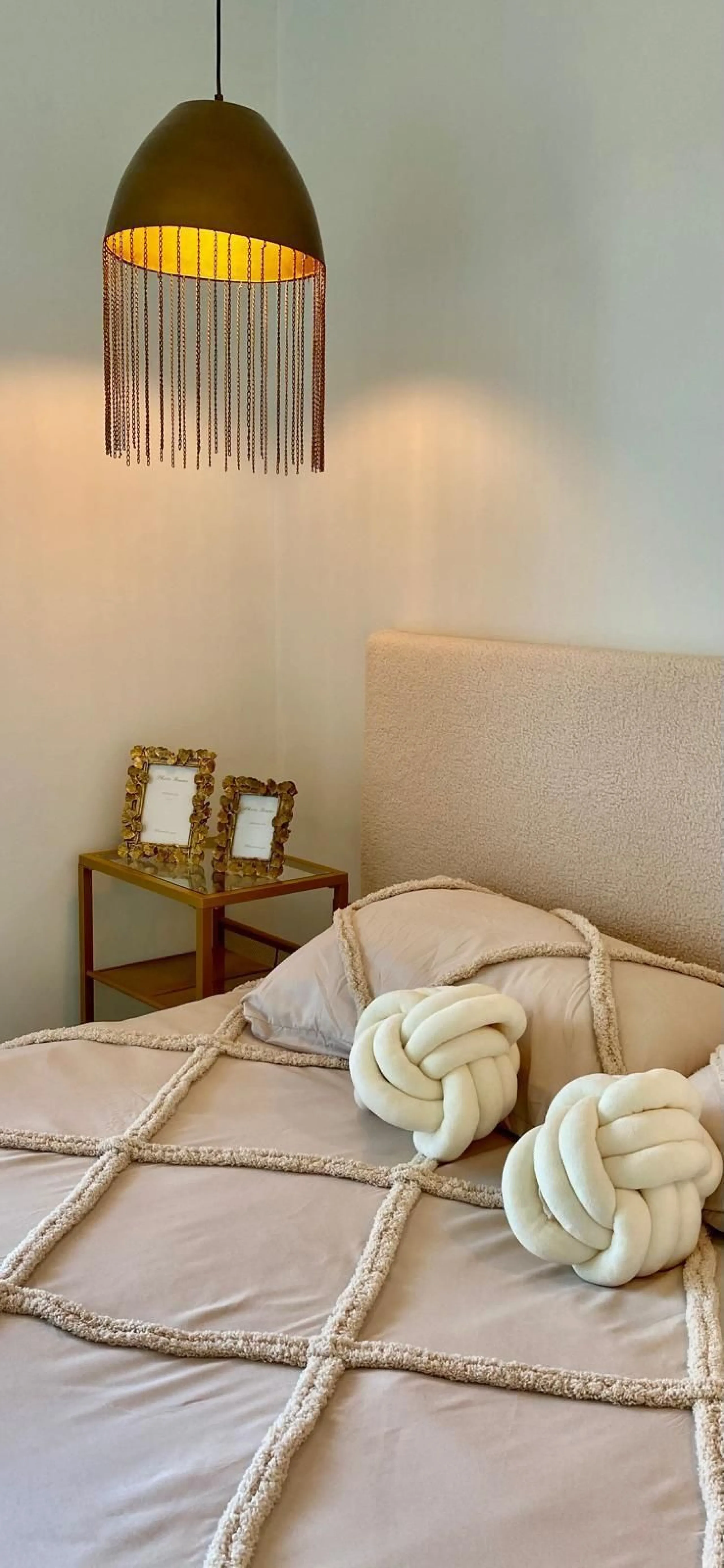 Modern 50 m² apartment fully renovated and furnished, located on the 3rd floor with elevator and reception. Features a bright living area with air conditioning, lovely views, and a laundry room that can be used as a second bedroom. Enjoy great community a
