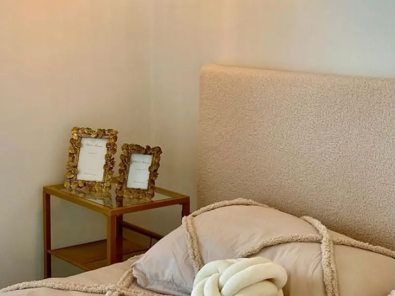 Modern 50 m² apartment fully renovated and furnished, located on the 3rd floor with elevator and reception. Features a bright living area with air conditioning, lovely views, and a laundry room that can be used as a second bedroom. Enjoy great community a