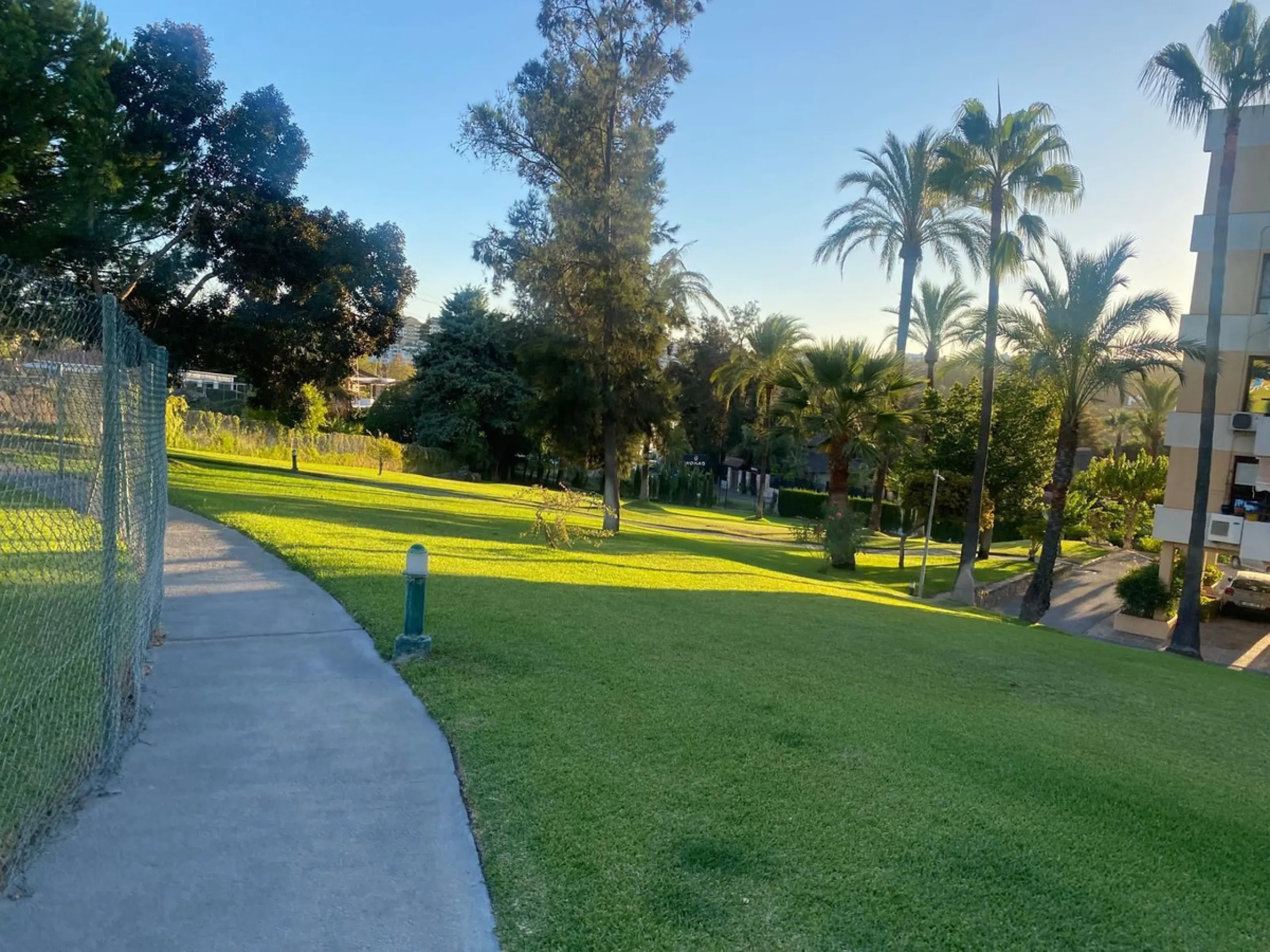 Modern 50 m² apartment fully renovated and furnished, located on the 3rd floor with elevator and reception. Features a bright living area with air conditioning, lovely views, and a laundry room that can be used as a second bedroom. Enjoy great community a