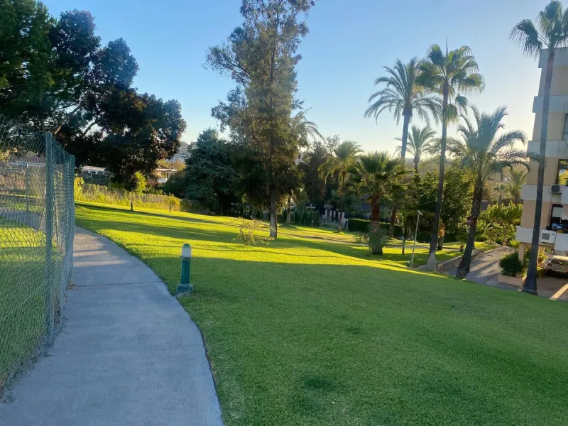 Modern 50 m² apartment fully renovated and furnished, located on the 3rd floor with elevator and reception. Features a bright living area with air conditioning, lovely views, and a laundry room that can be used as a second bedroom. Enjoy great community a